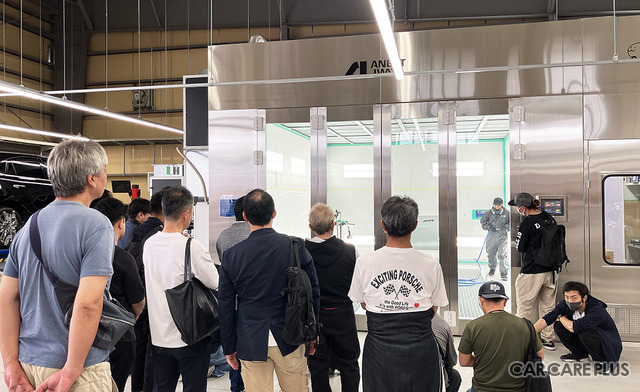 水性塗料での塗装実演には、鈑金塗装事業者など来場者の注目を集めた