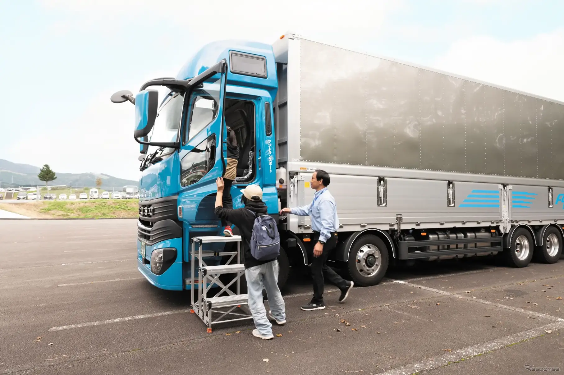 トラックの助手席でサーキットをドライブ