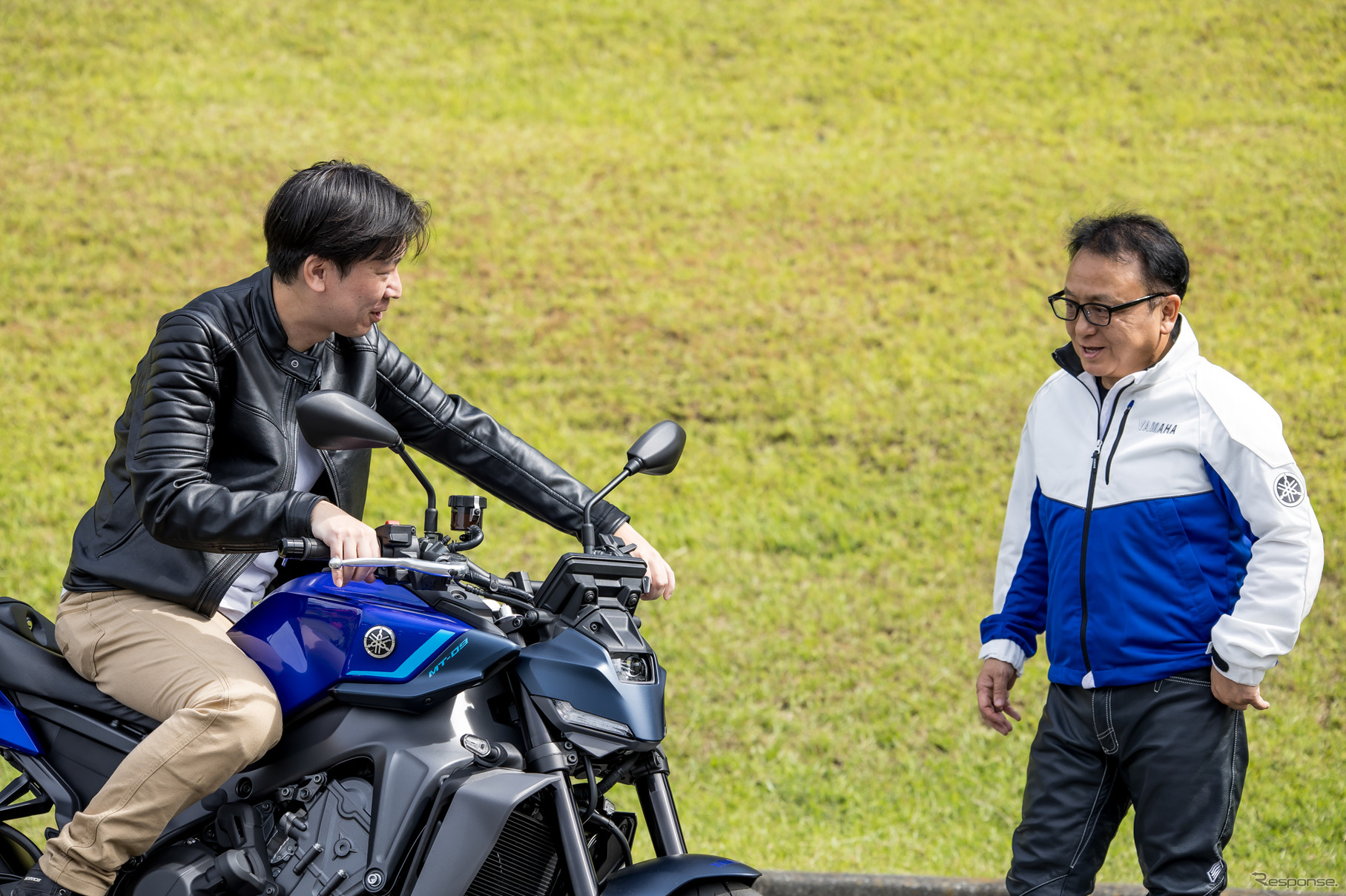 レスポンス宮崎壮人副編集長（左）とヤマハ発動機 設楽元文社長（右）