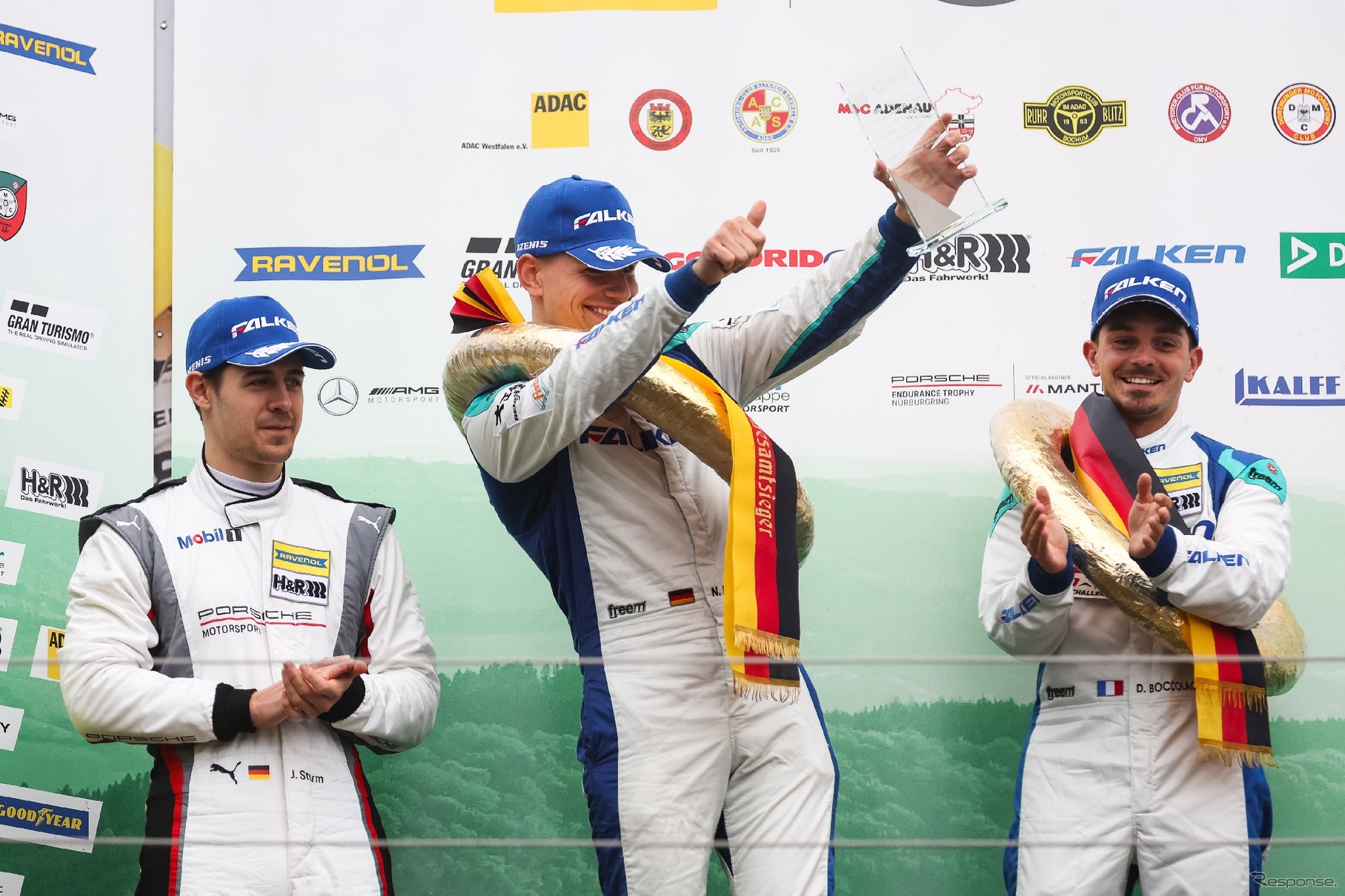 優勝・２位を決め、表彰台で喜ぶドライバー達