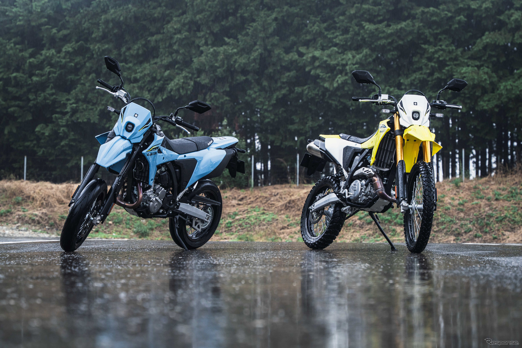 スズキ DR-Z4SM（左）とDR-Z4S（右）