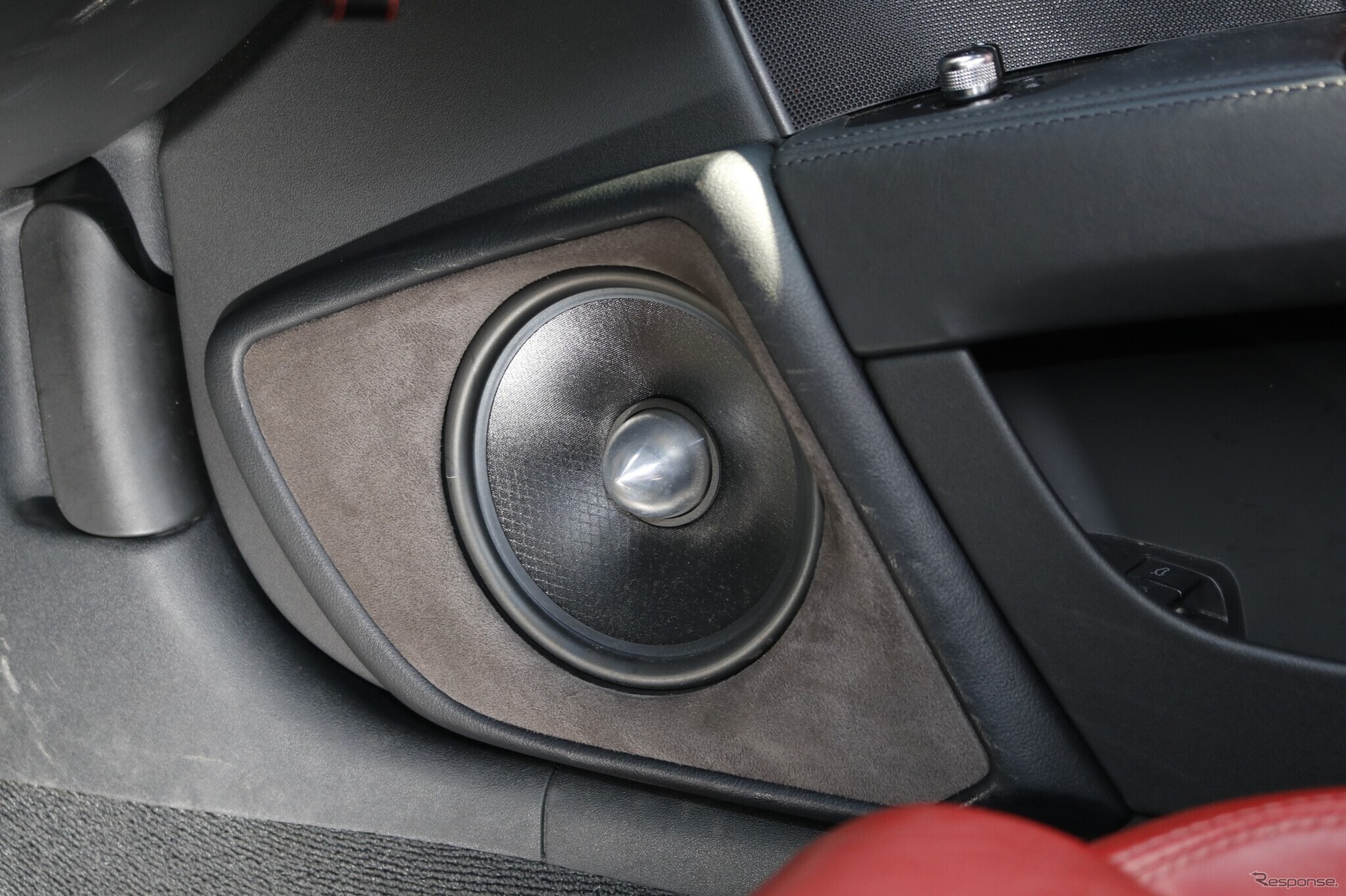 アウターバッフルのデザインもシンプルでインテリアにマッチする処理が施されている。