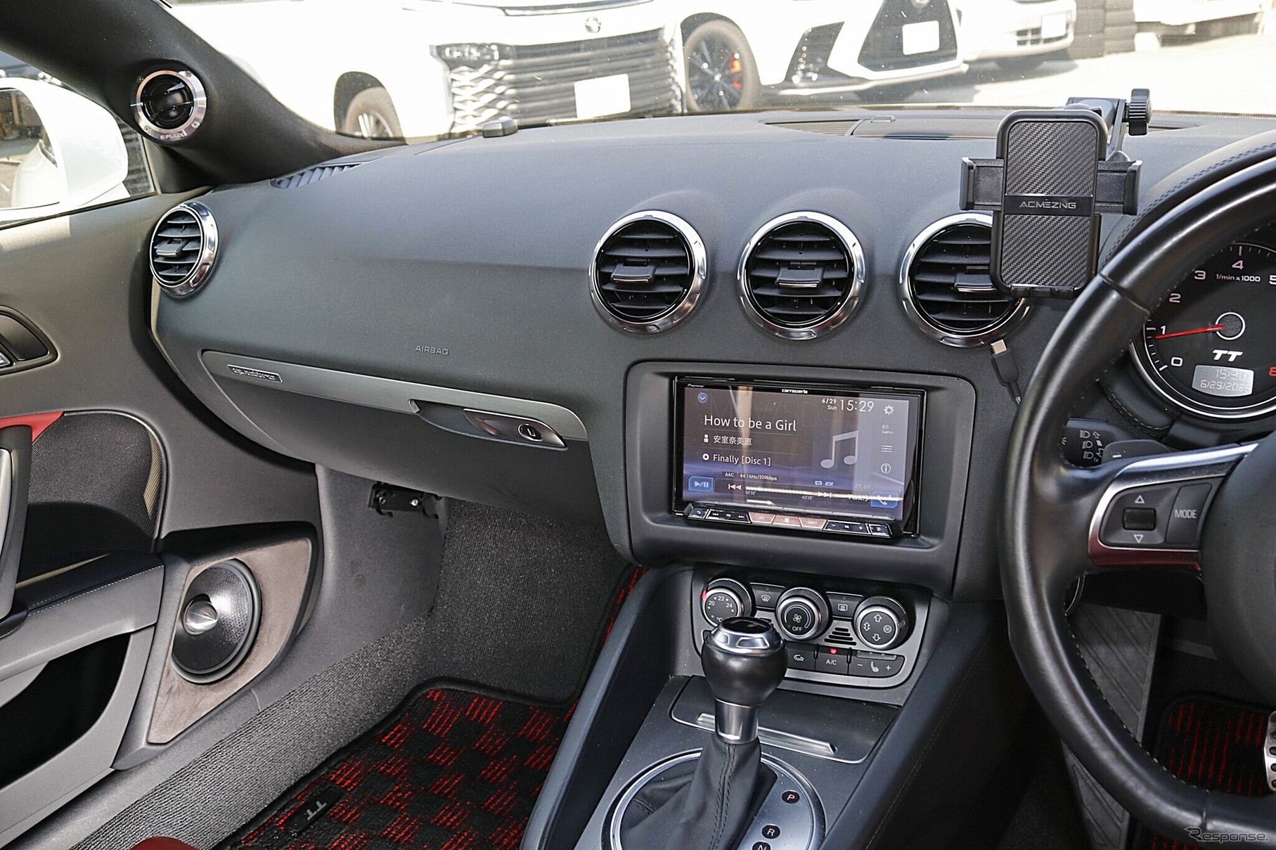 コクピットはアウディTTの純正デザインを尊重しつつスピーカーの存在感もしっかりアピール作り込みとした。