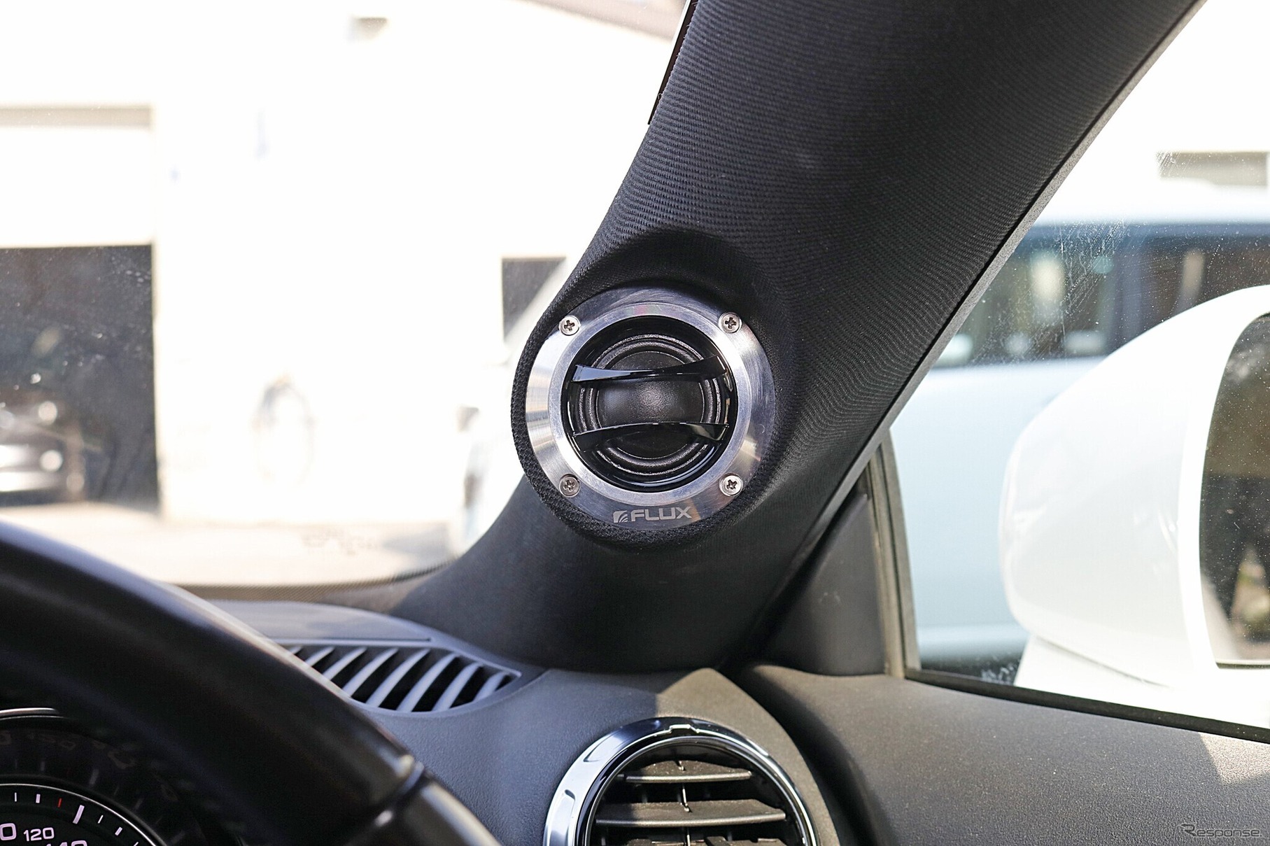 Aピラーを加工してビルトイン取り付けされるフラックスのツイーター。エアコン吹き出し口とのデザイン的な統一感もお気に入り。