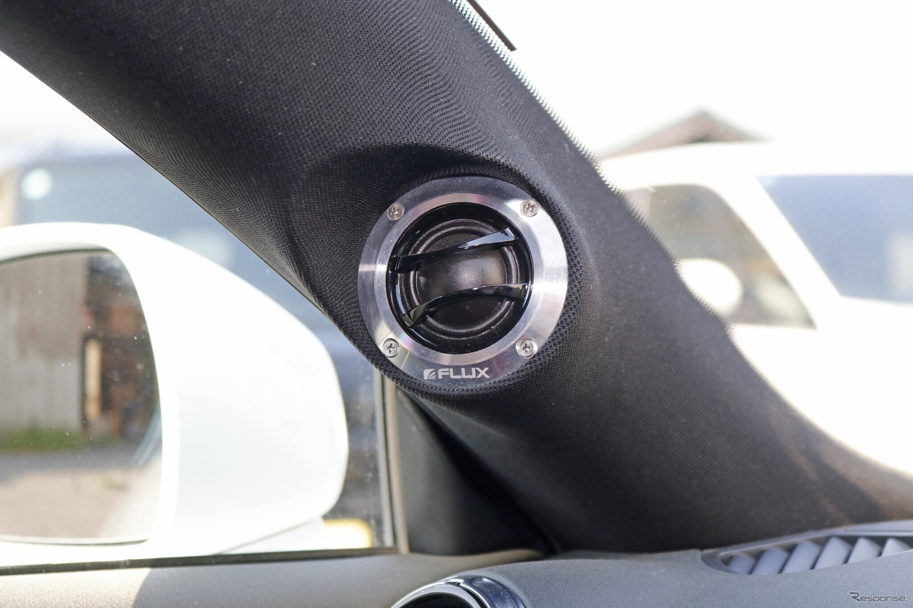 ピラーをツイーター形状に合わせて加工して、シンプルだがスマートに融合させたデザイン処理がオーナーもお気に入り。