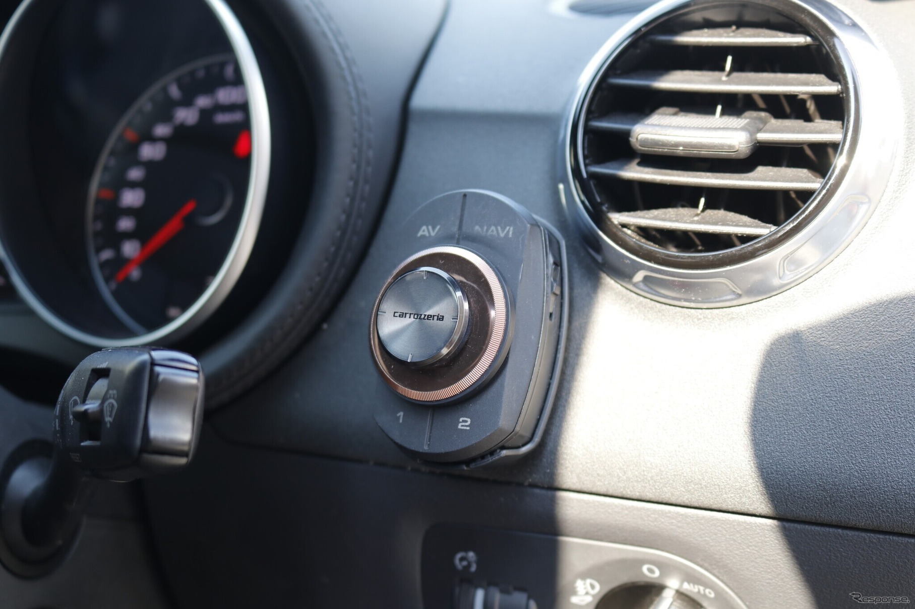 カーナビの操作リモコンであるスマートコマンダーはブルートゥース接続されるので取り付け場所を選ばない。