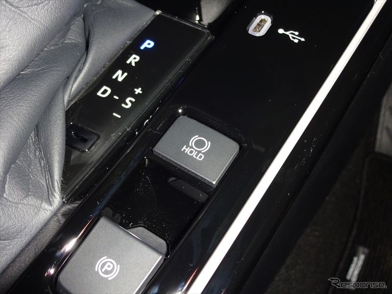 カローラクロスハイブリッド　ブレーキホールドジャンパー装着例