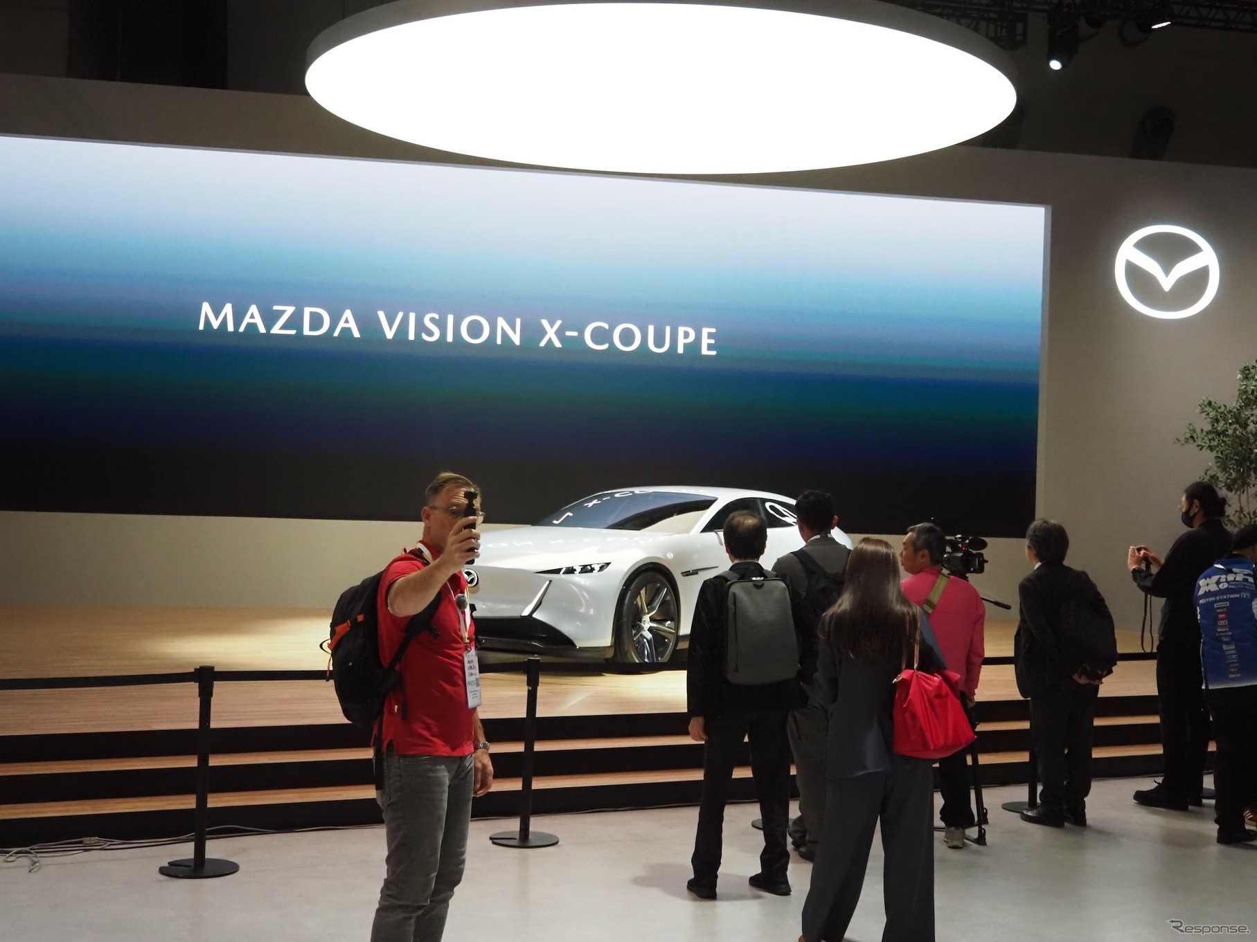 新ブランドシンボルを掲げるマツダのジャパンモビリティショー2025ブース