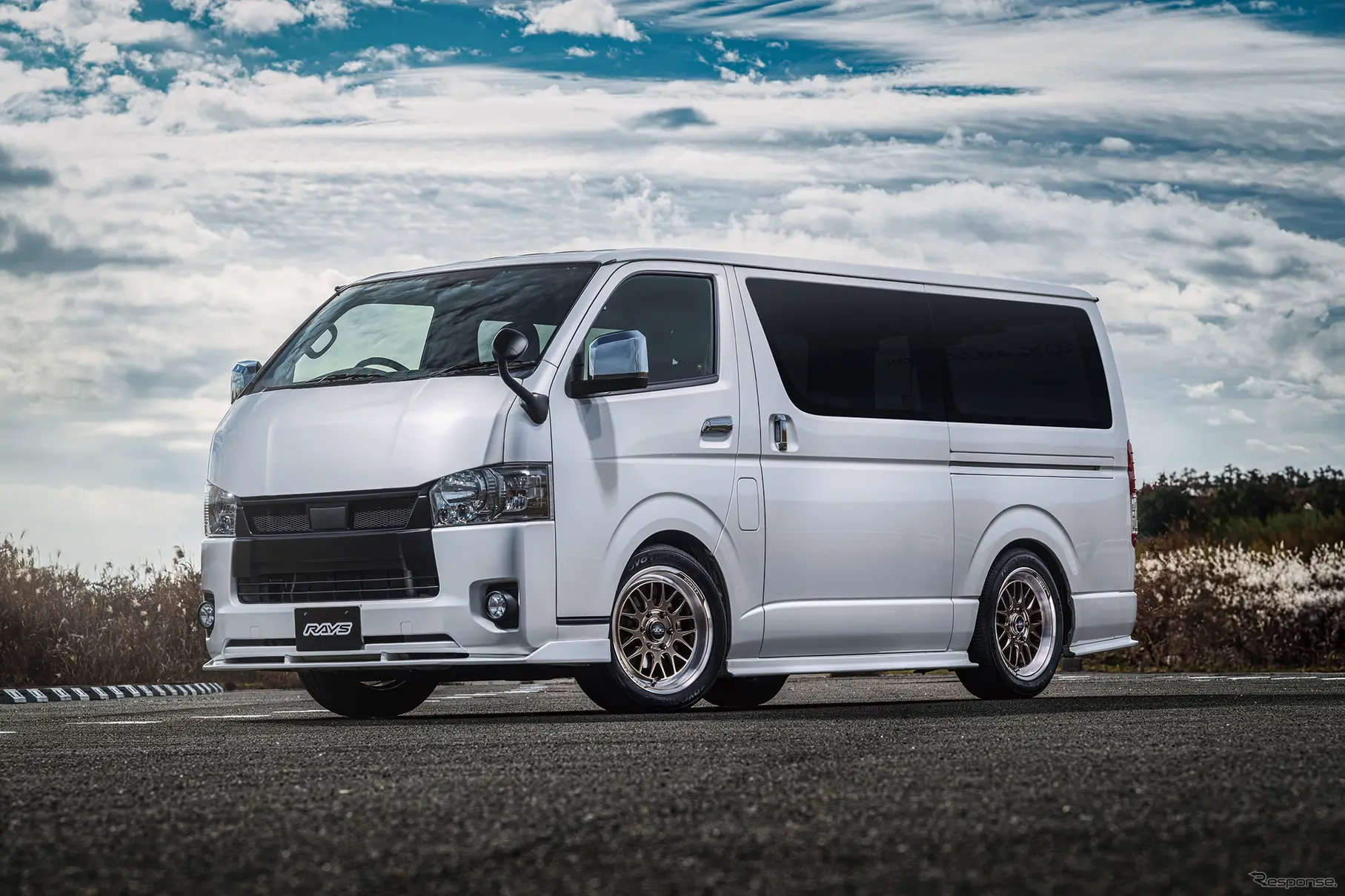 レイズ ホムラ 2x9L-RA グレイスゴールド/リムDMC × TOYOTA ハイエース