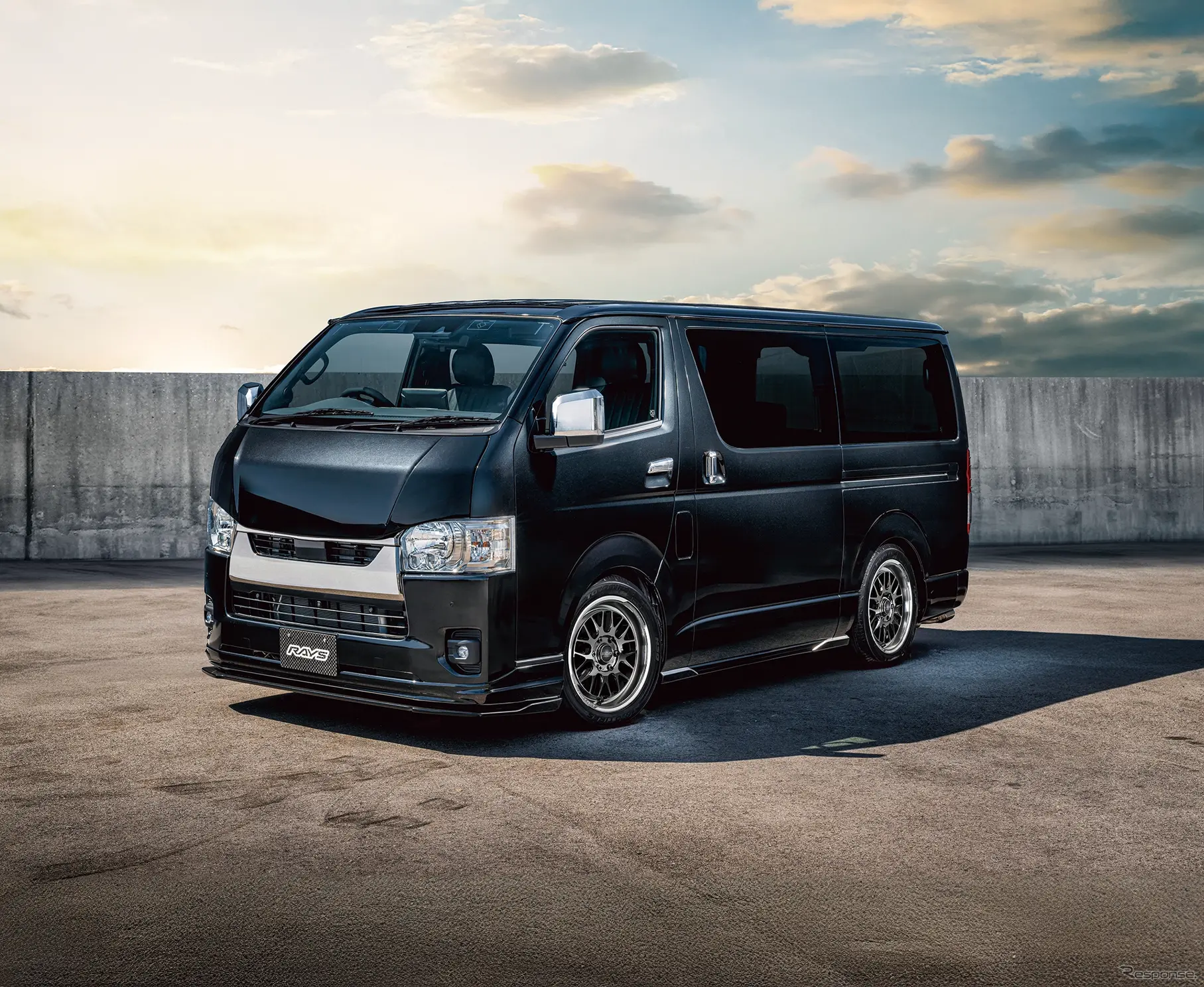 レイズ ホムラ 2x9L-RA  グレイスシルバー/リムDMC × TOYOTA ハイエース