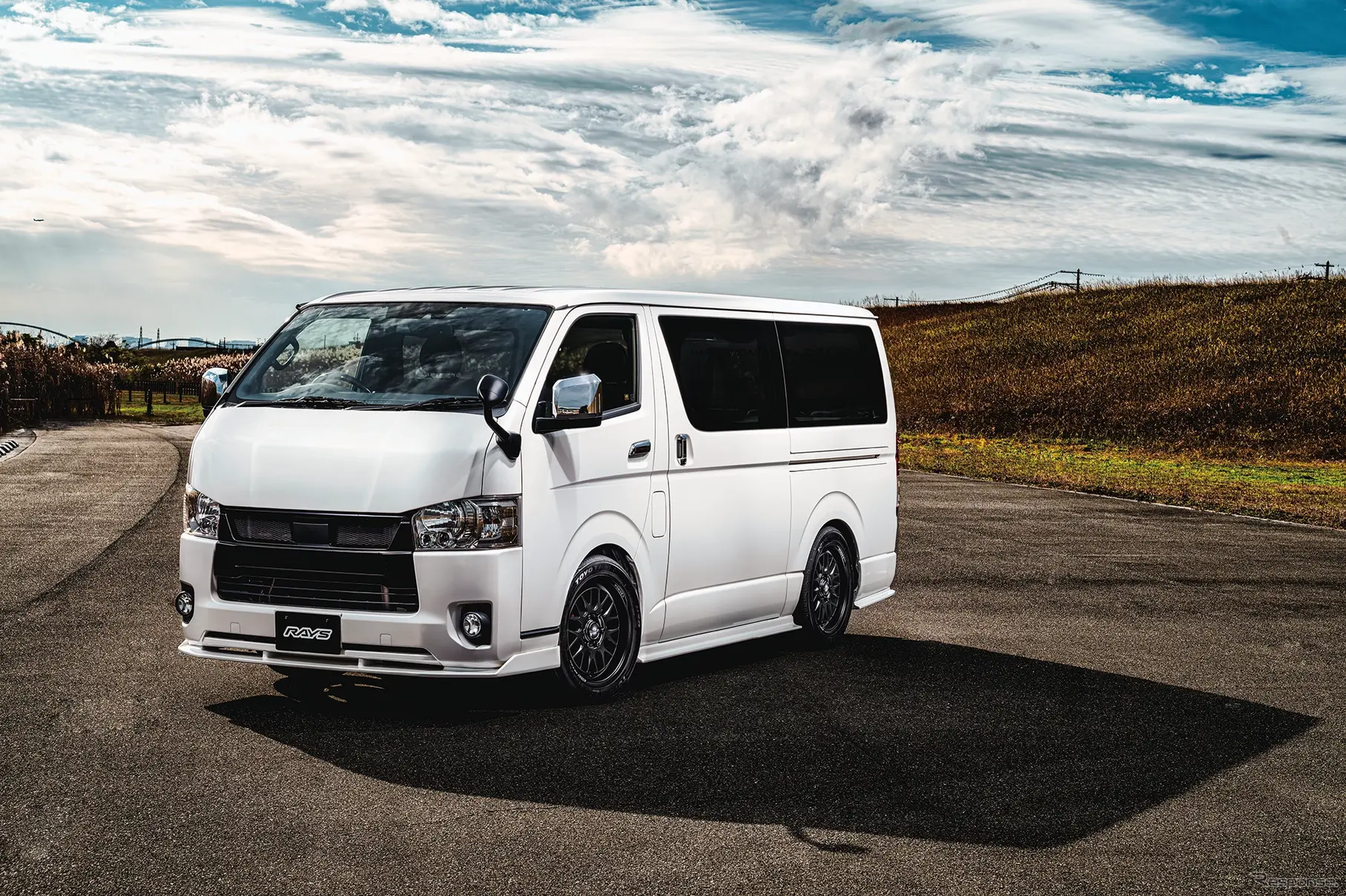 レイズ ホムラ 2x9L-RA セミグロスブラック × TOYOTA ハイエース