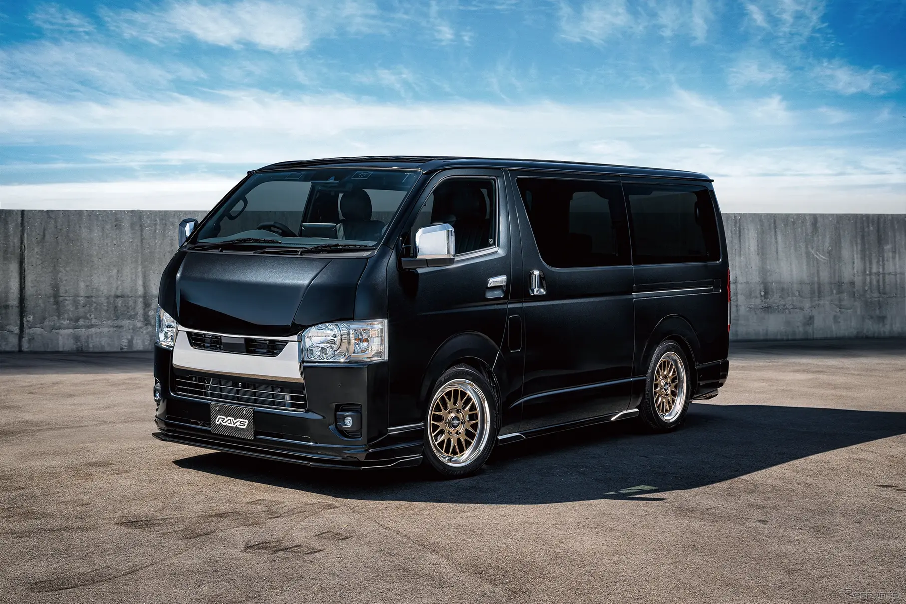 レイズ ホムラ 2x9L-RA グレイスゴールド/リムDMC × TOYOTA ハイエース