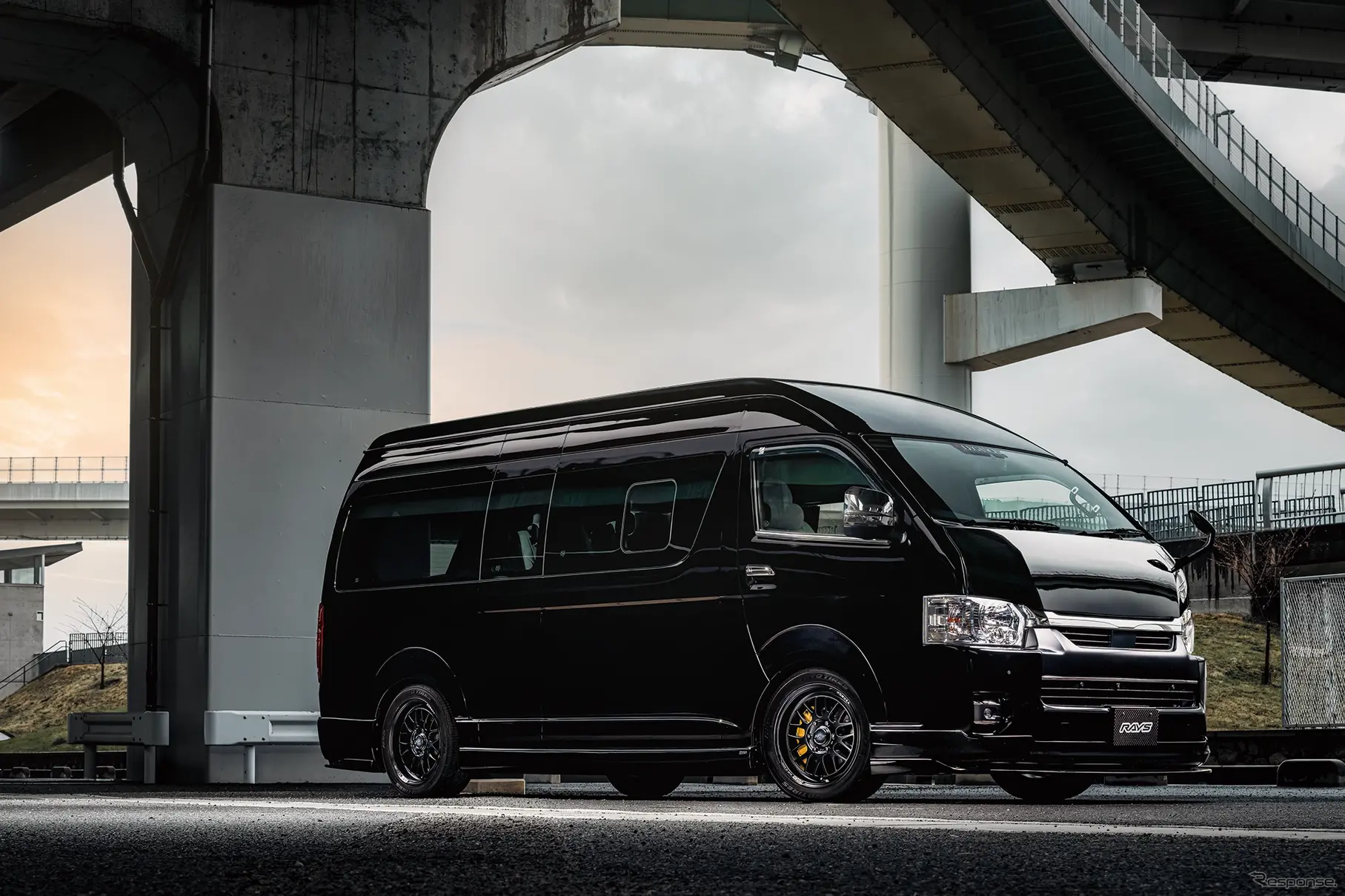レイズ ホムラ 2x9L-RA セミグロスブラック × TOYOTA ハイエース