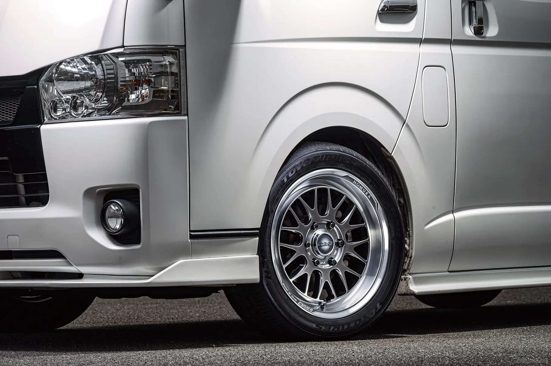 レイズ ホムラ 2x9L-RA グレイスシルバー/リムDMC × TOYOTA ハイエース