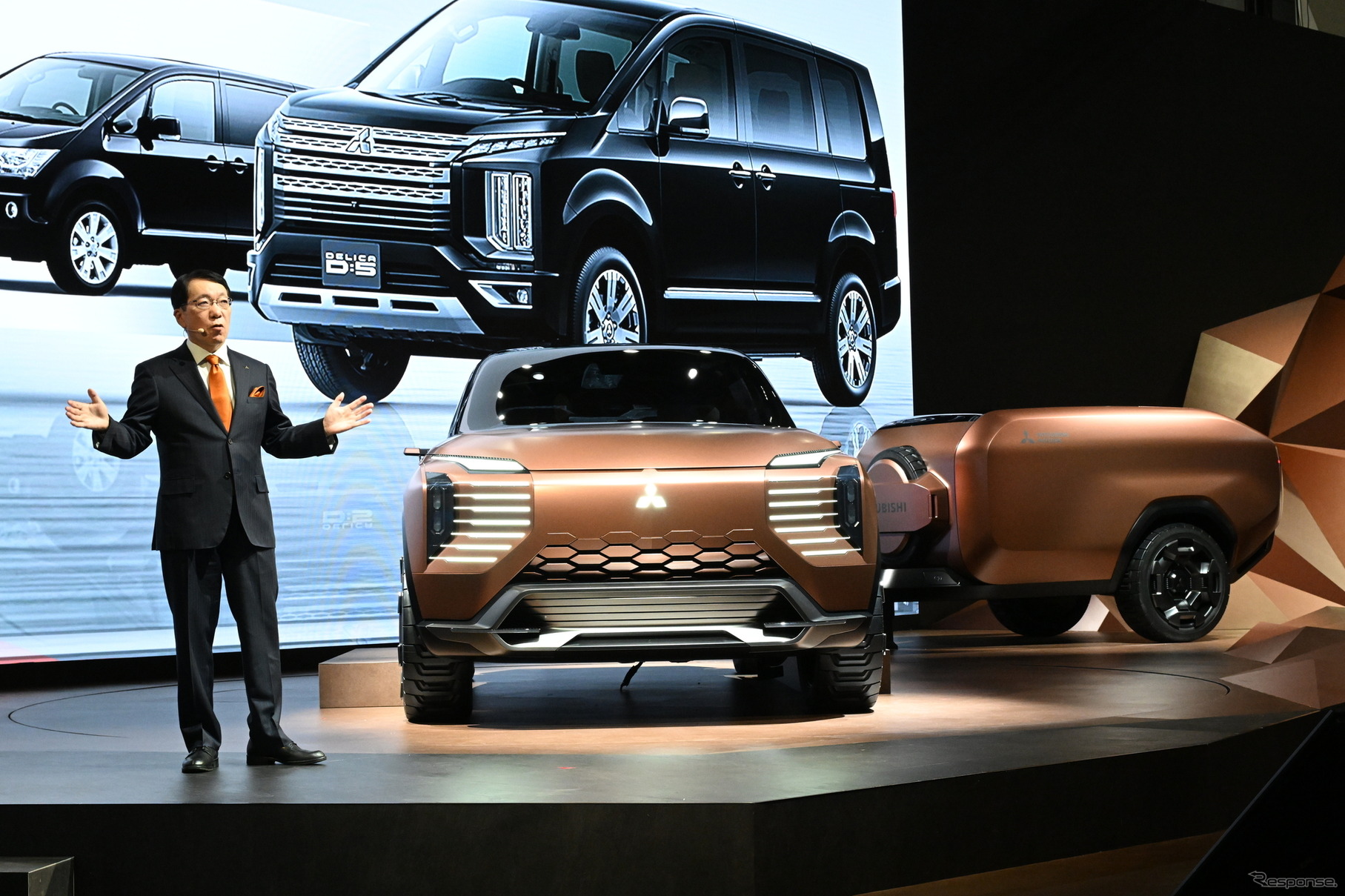 プレスカンファレンスに登壇した三菱自動車 加藤隆雄社長（ジャパンモビリティショー2025）