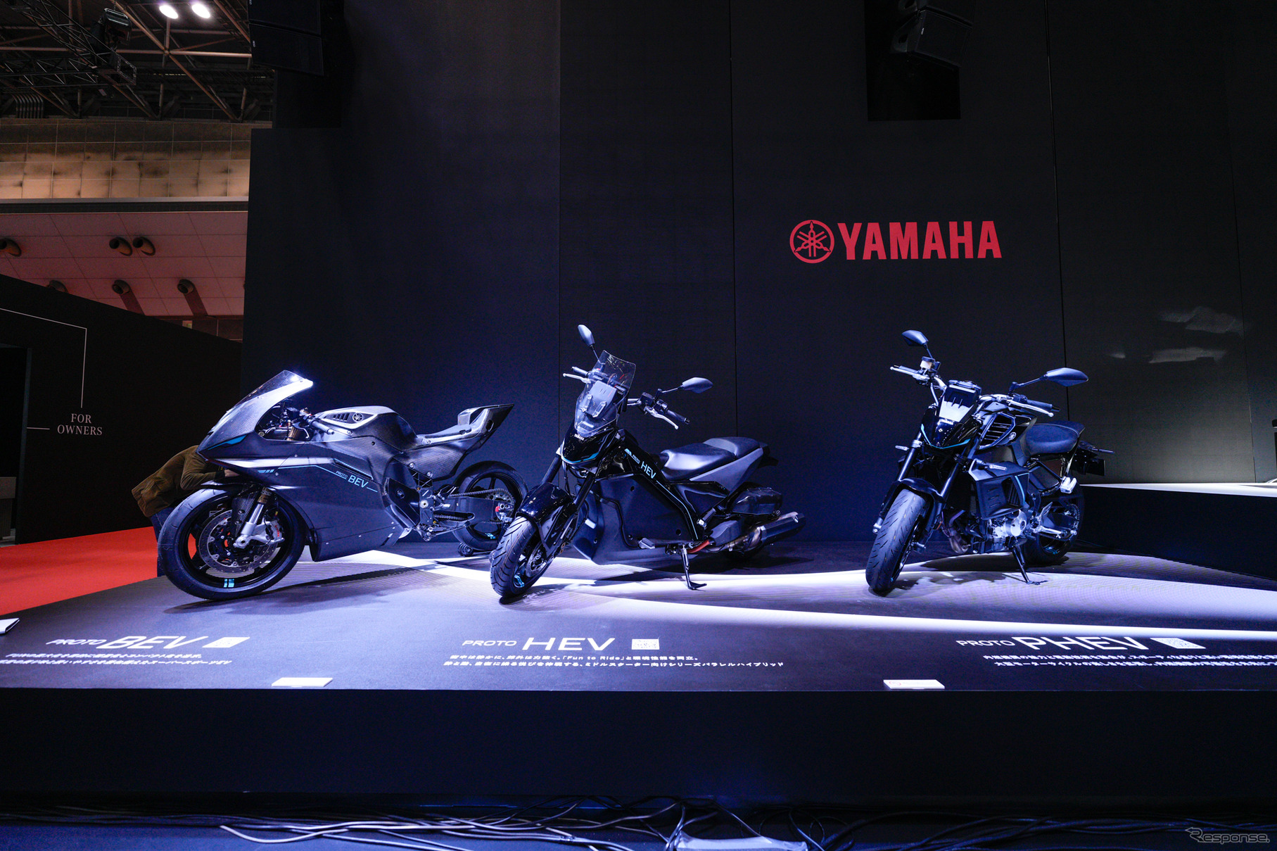 大型EVスポーツバイクの『PROTO BEV』（左）など電動バイクを披露（ジャパンモビリティショー2025）