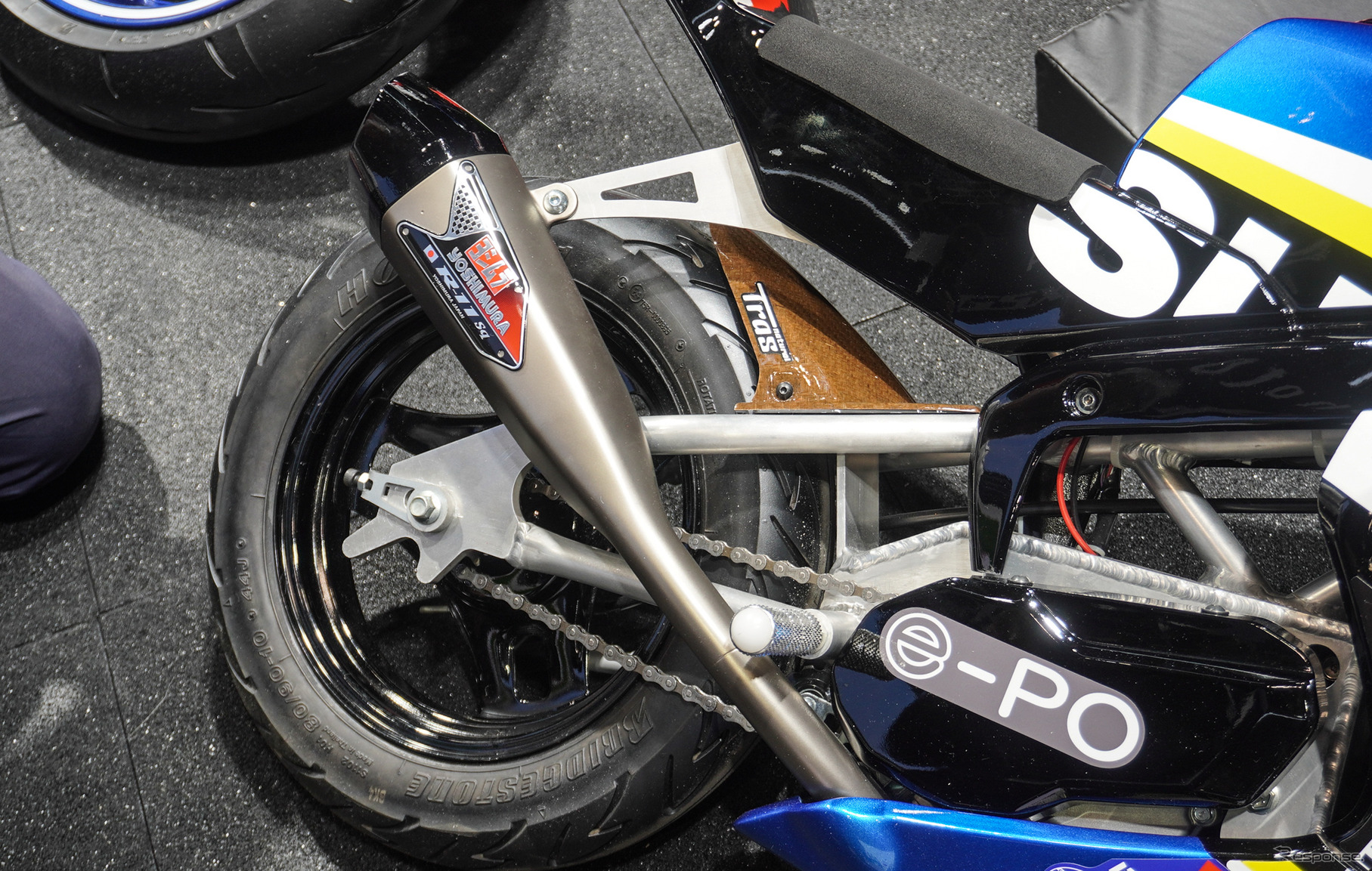 進化したCNチャレンジ ミニにはヨシムラ公式のダミーマフラーと、8耐マシンと同じトラス製の天然繊維プリプレグが