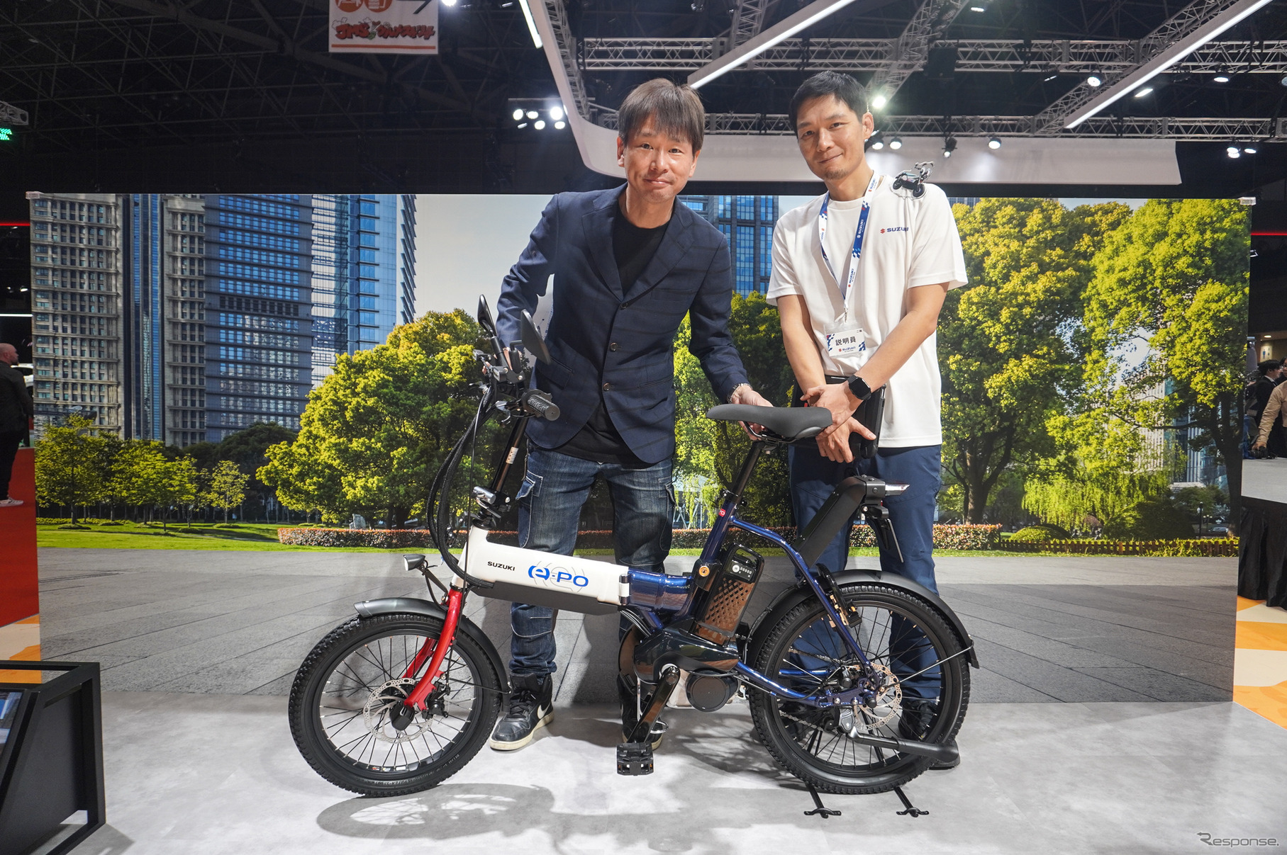 スズキ e-PO チーフエンジニアの福井大介さん（右）と筆者