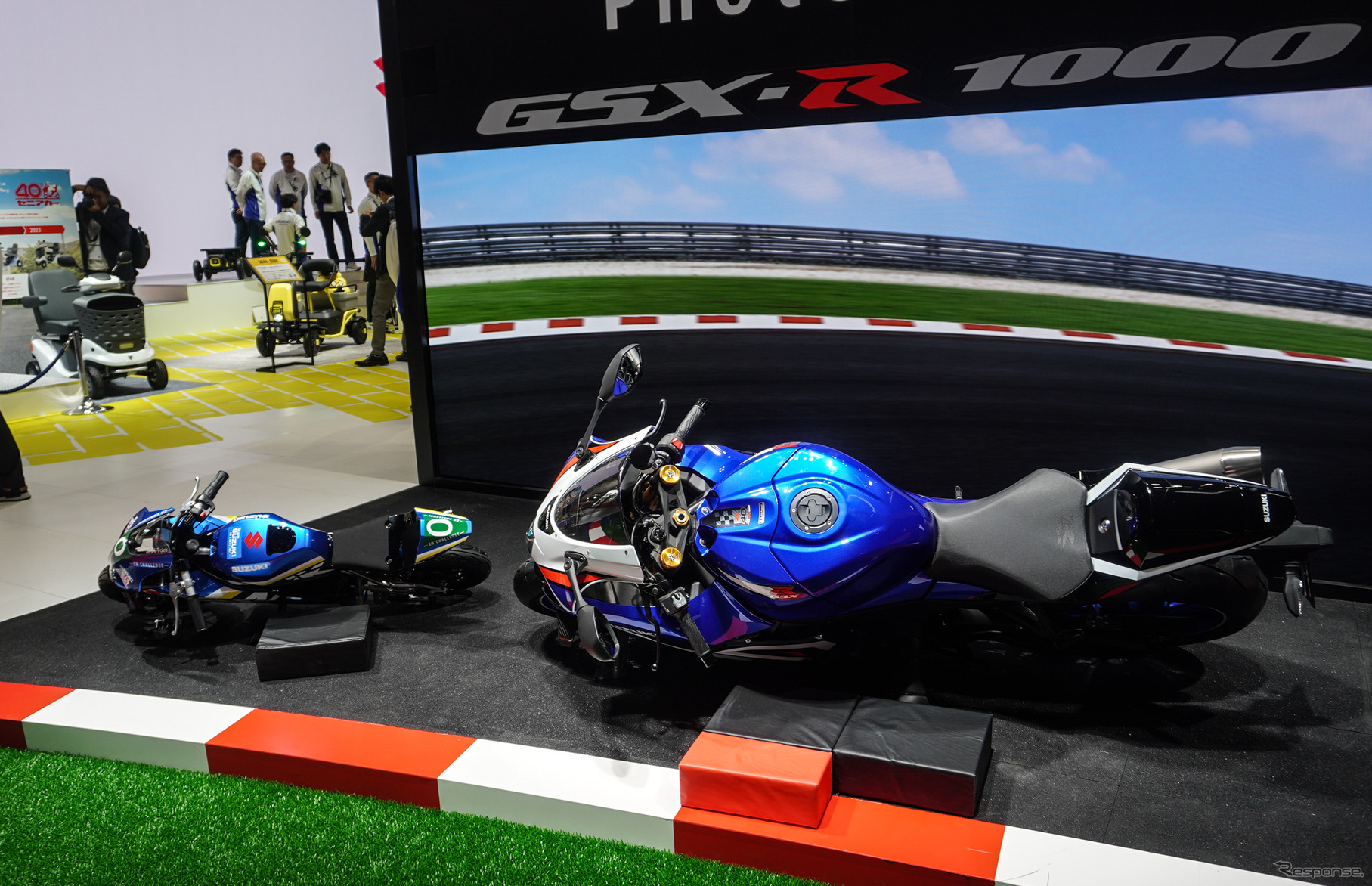 CNチャレンジ ミニと新型GSX-R1000Rにまたがり親子撮影が可能