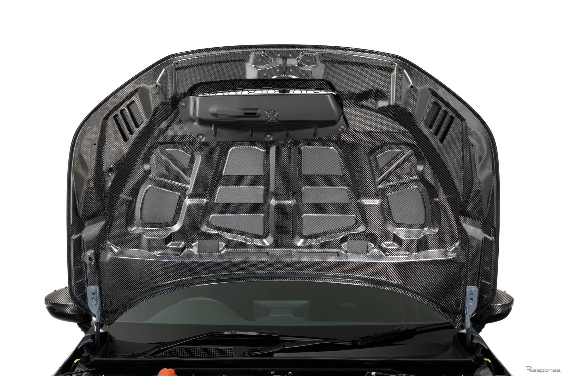 カーボンエアロボンネット：132万円（税込）10月31日発売