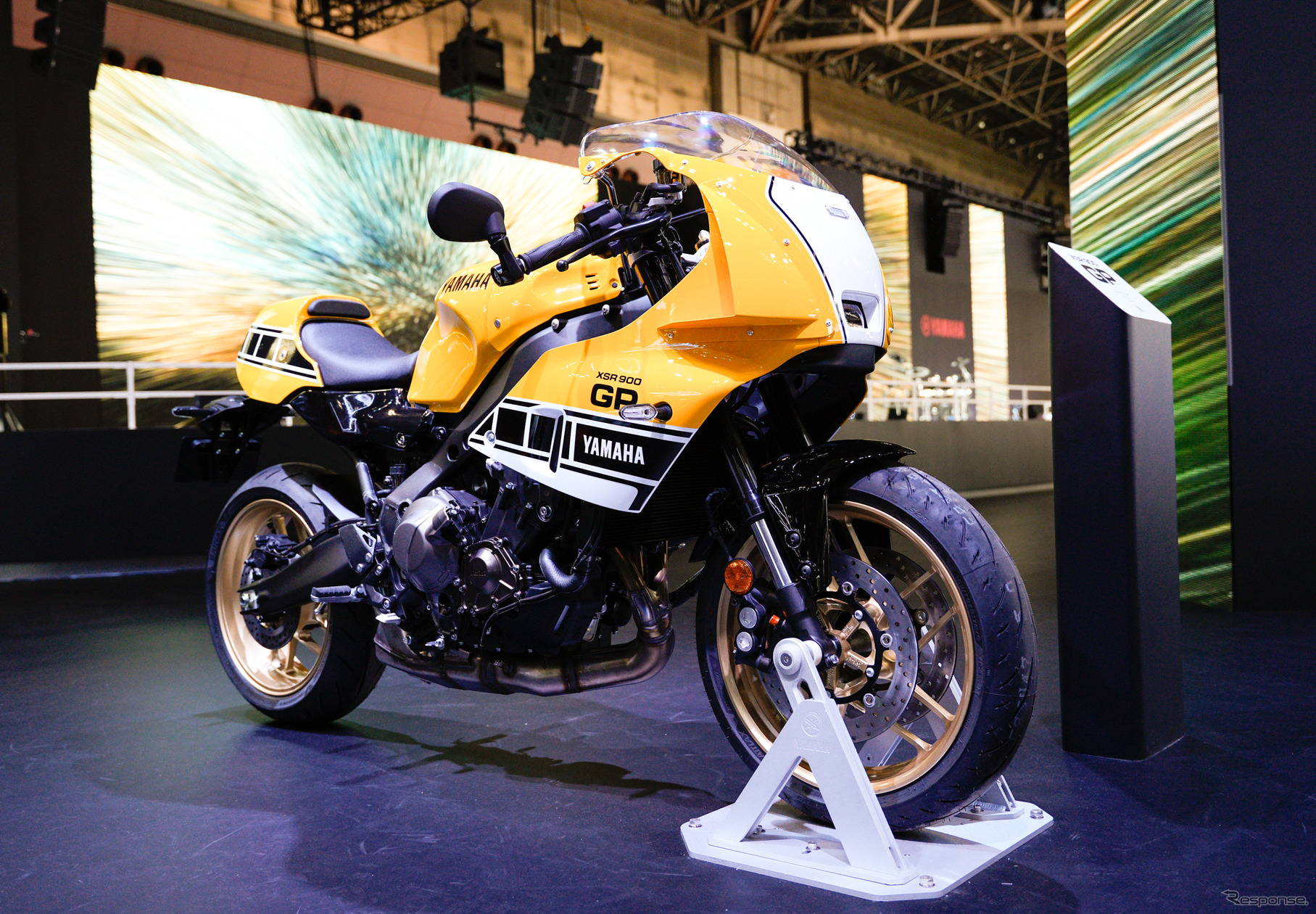 「レジェンドイエロー」のヤマハ XSR900GP 2026年モデル（ジャパンモビリティショー2025）