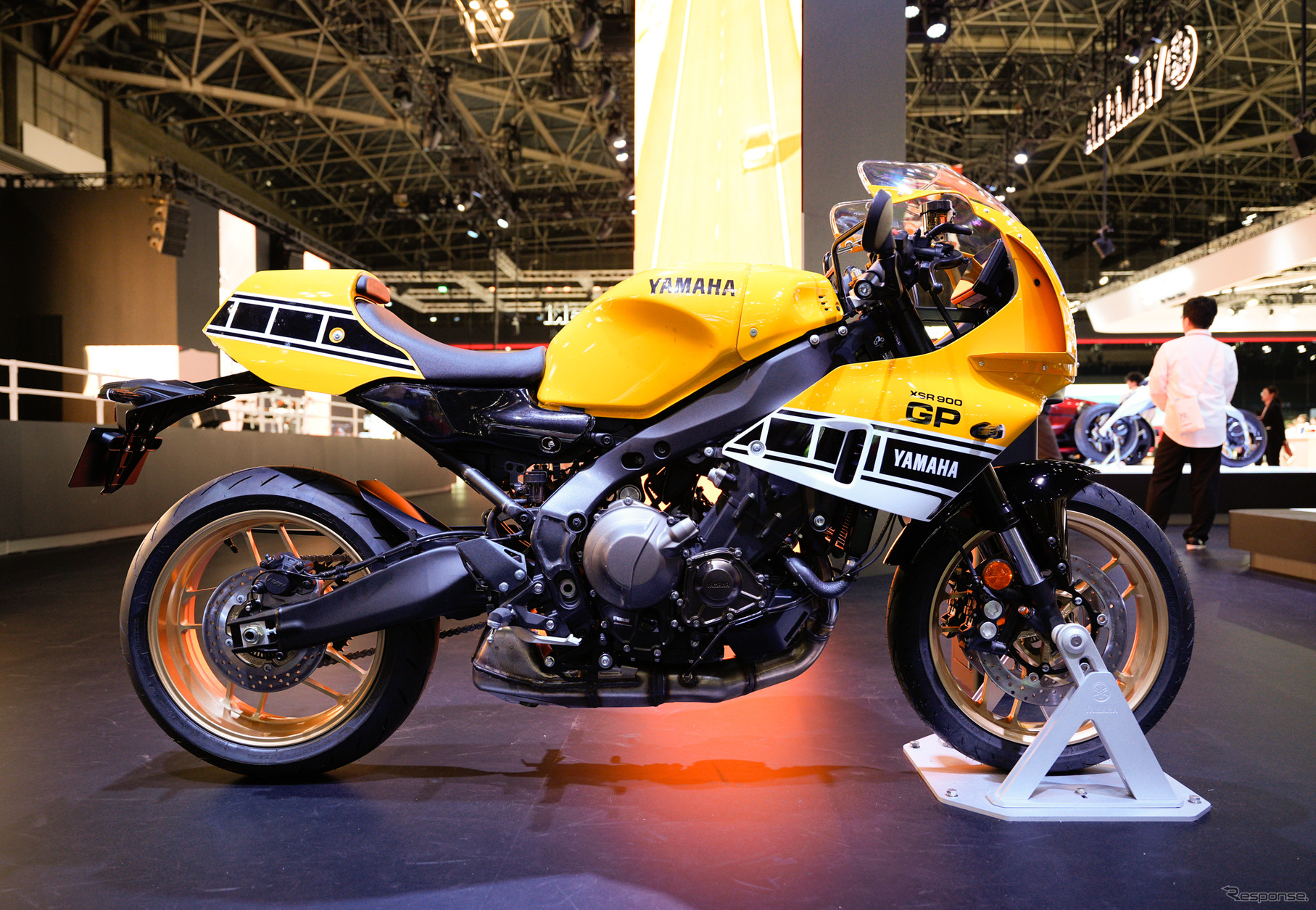 「レジェンドイエロー」のヤマハ XSR900GP 2026年モデル（ジャパンモビリティショー2025）