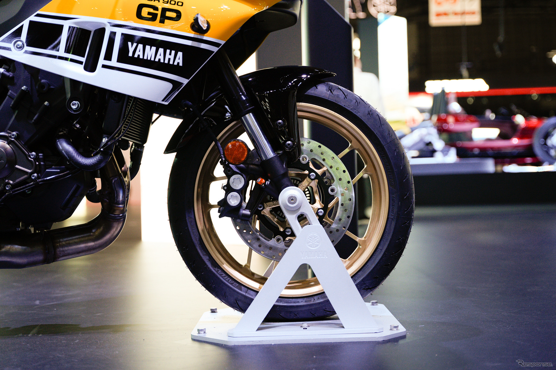 「レジェンドイエロー」のヤマハ XSR900GP 2026年モデル（ジャパンモビリティショー2025）