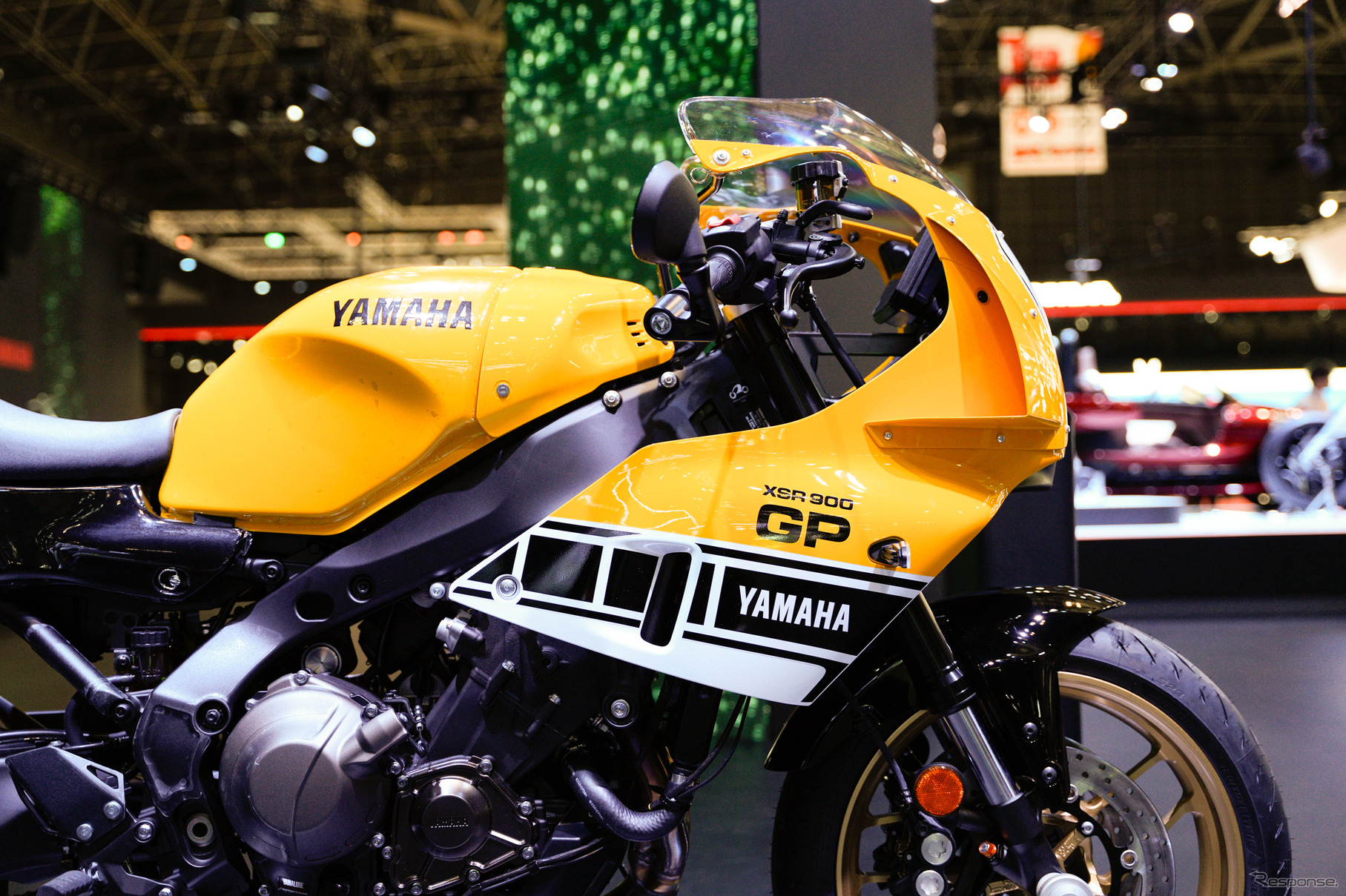 「レジェンドイエロー」のヤマハ XSR900GP 2026年モデル（ジャパンモビリティショー2025）