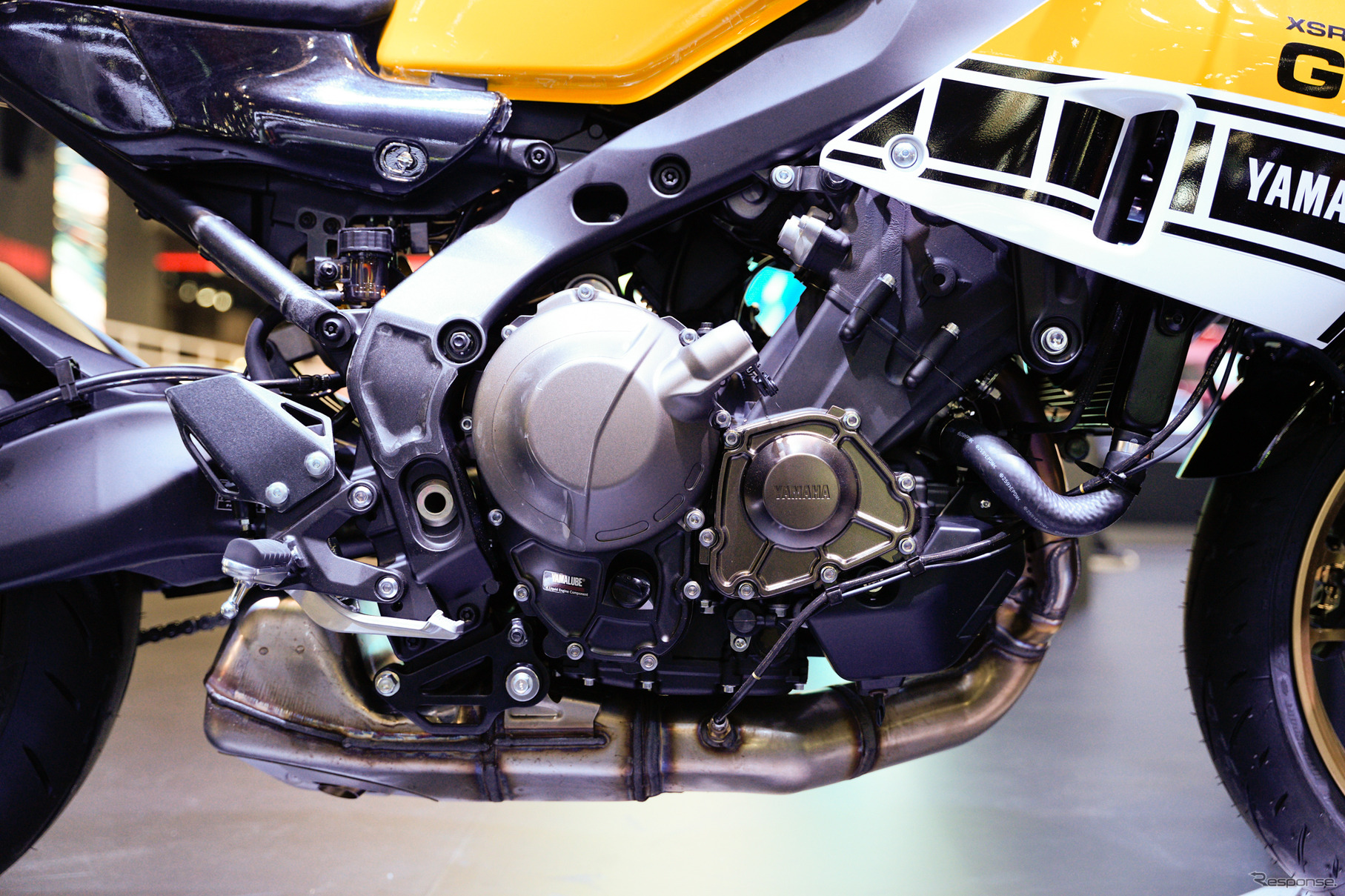 「レジェンドイエロー」のヤマハ XSR900GP 2026年モデル（ジャパンモビリティショー2025）