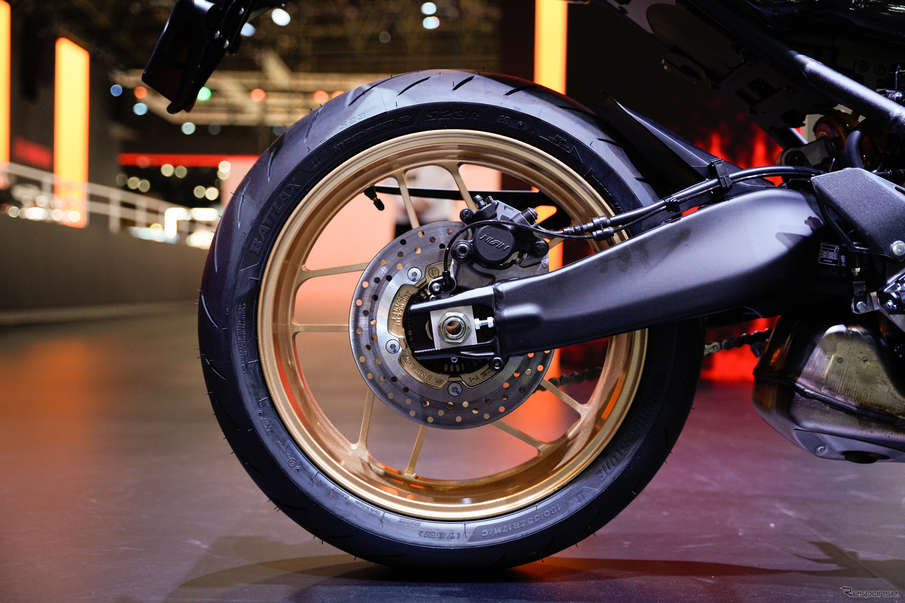 「レジェンドイエロー」のヤマハ XSR900GP 2026年モデル（ジャパンモビリティショー2025）