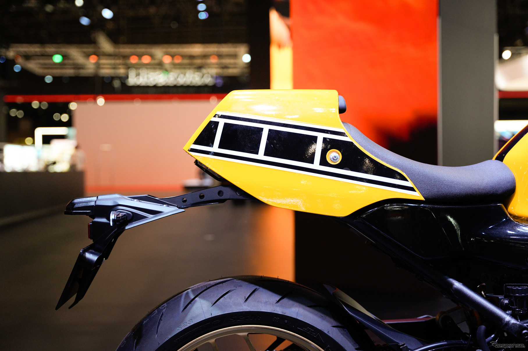 「レジェンドイエロー」のヤマハ XSR900GP 2026年モデル（ジャパンモビリティショー2025）