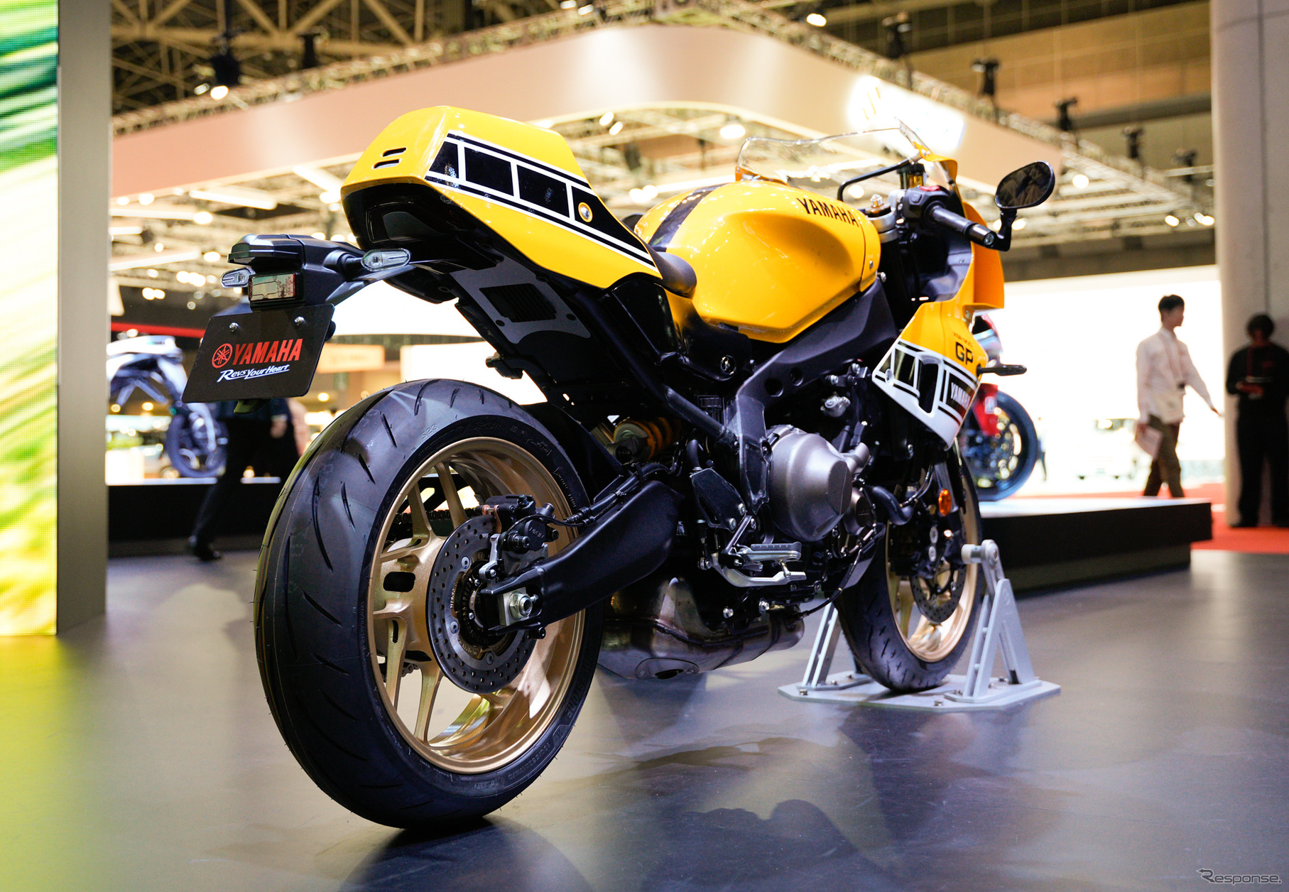 「レジェンドイエロー」のヤマハ XSR900GP 2026年モデル（ジャパンモビリティショー2025）