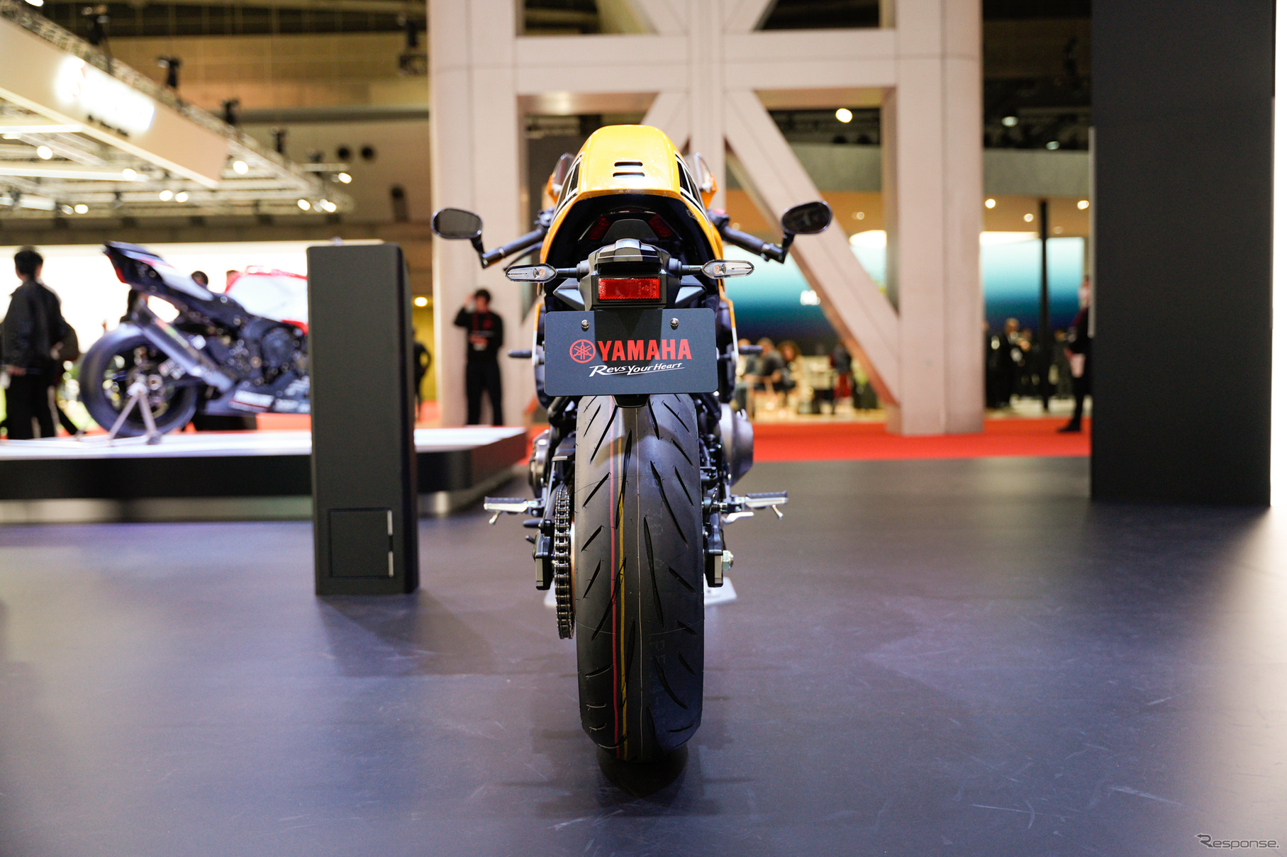 「レジェンドイエロー」のヤマハ XSR900GP 2026年モデル（ジャパンモビリティショー2025）