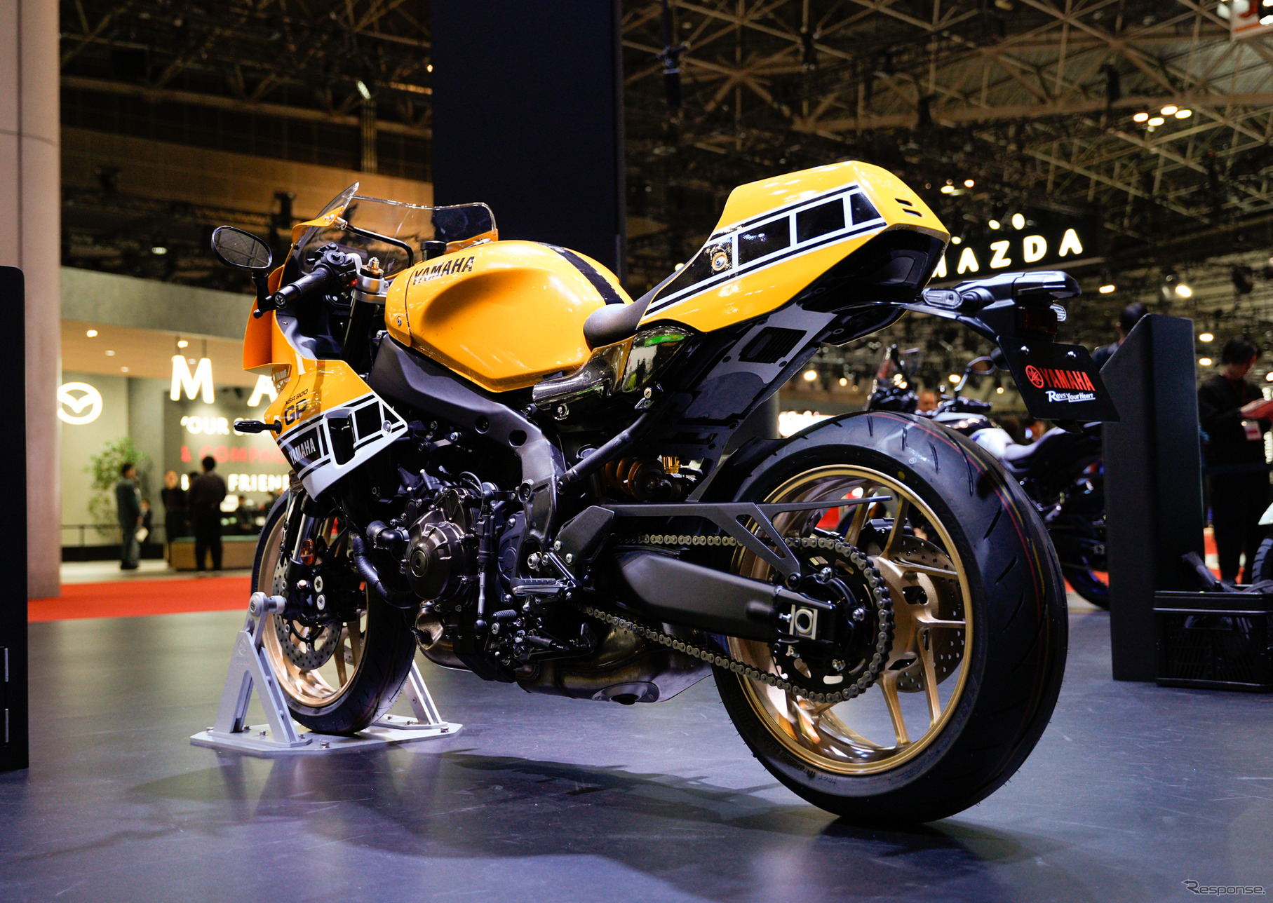 「レジェンドイエロー」のヤマハ XSR900GP 2026年モデル（ジャパンモビリティショー2025）