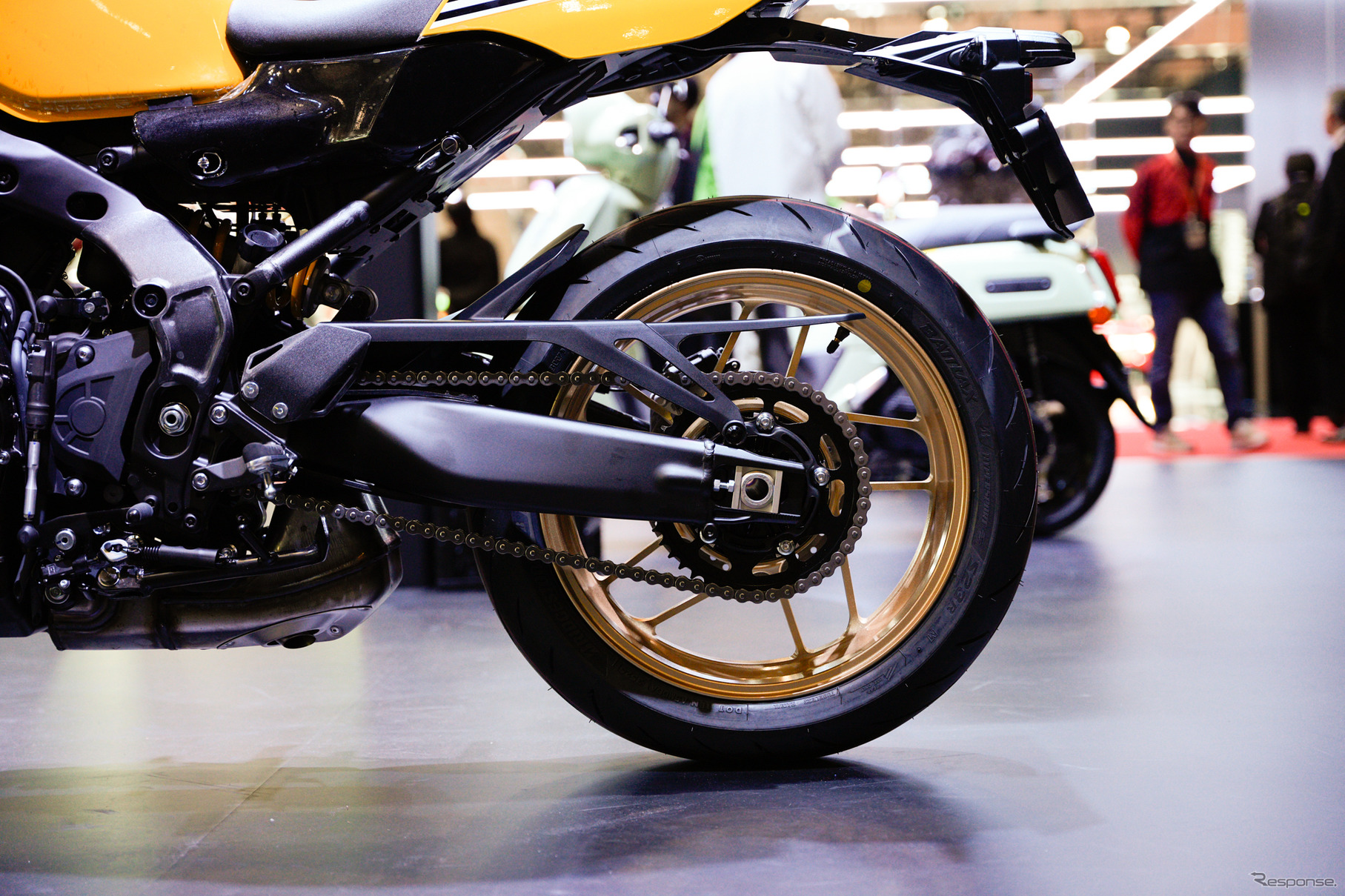 「レジェンドイエロー」のヤマハ XSR900GP 2026年モデル（ジャパンモビリティショー2025）