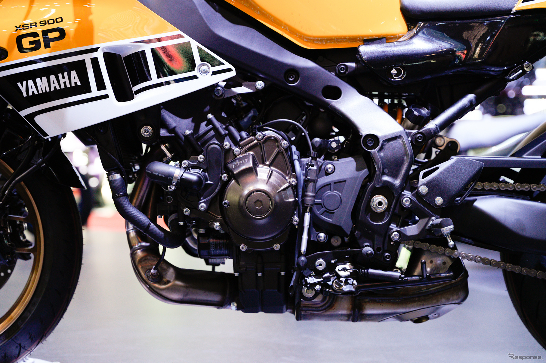 「レジェンドイエロー」のヤマハ XSR900GP 2026年モデル（ジャパンモビリティショー2025）