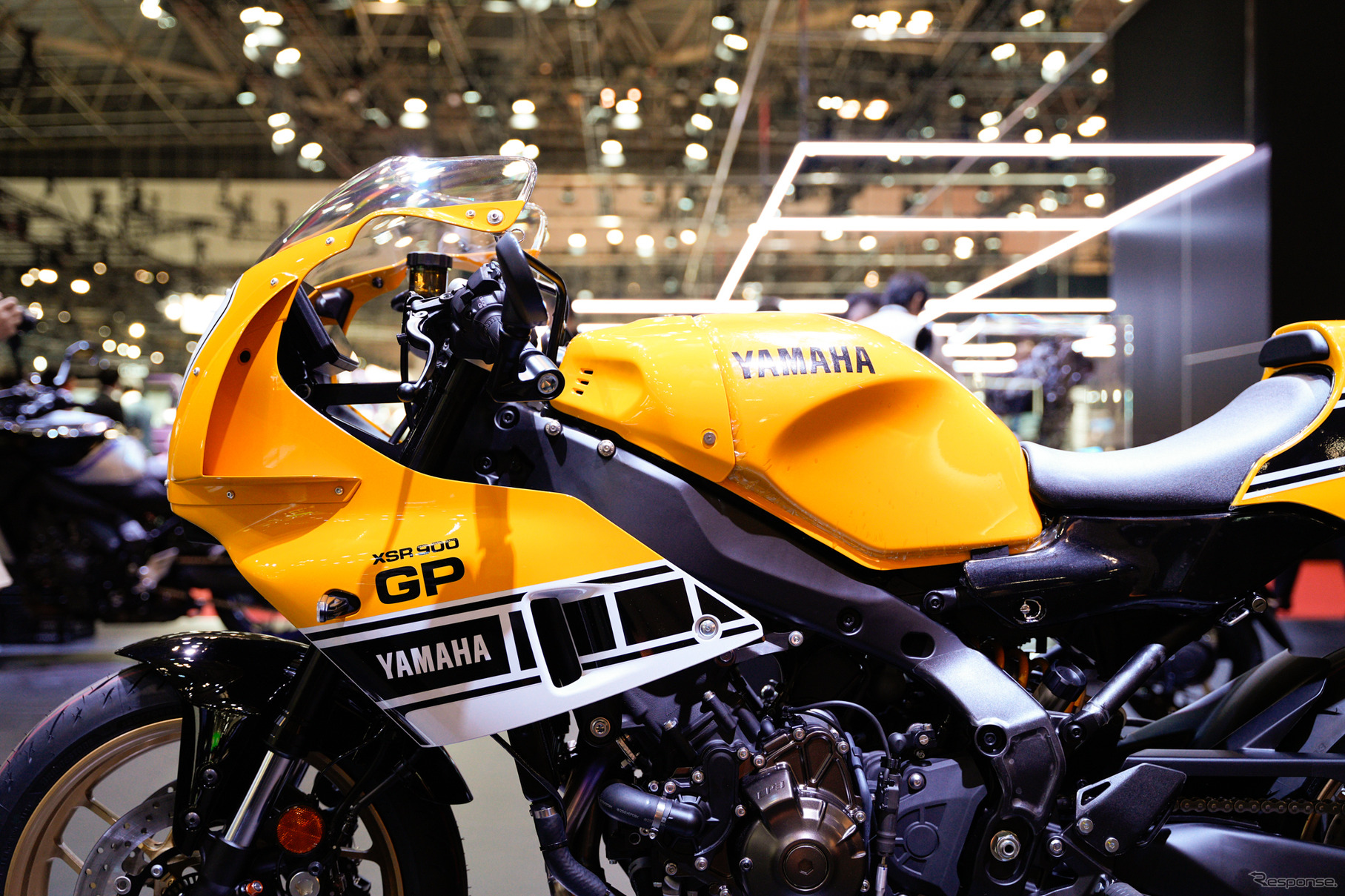 「レジェンドイエロー」のヤマハ XSR900GP 2026年モデル（ジャパンモビリティショー2025）