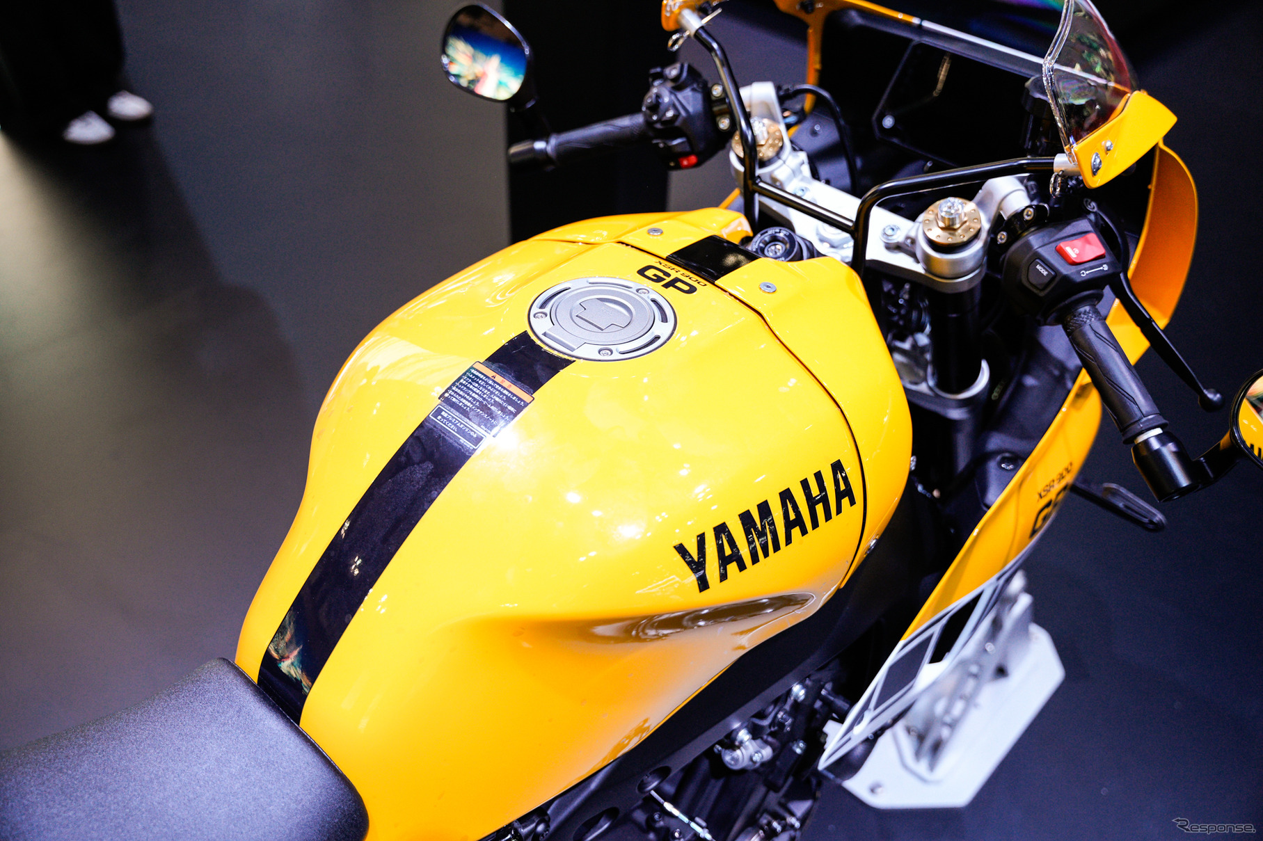 「レジェンドイエロー」のヤマハ XSR900GP 2026年モデル（ジャパンモビリティショー2025）