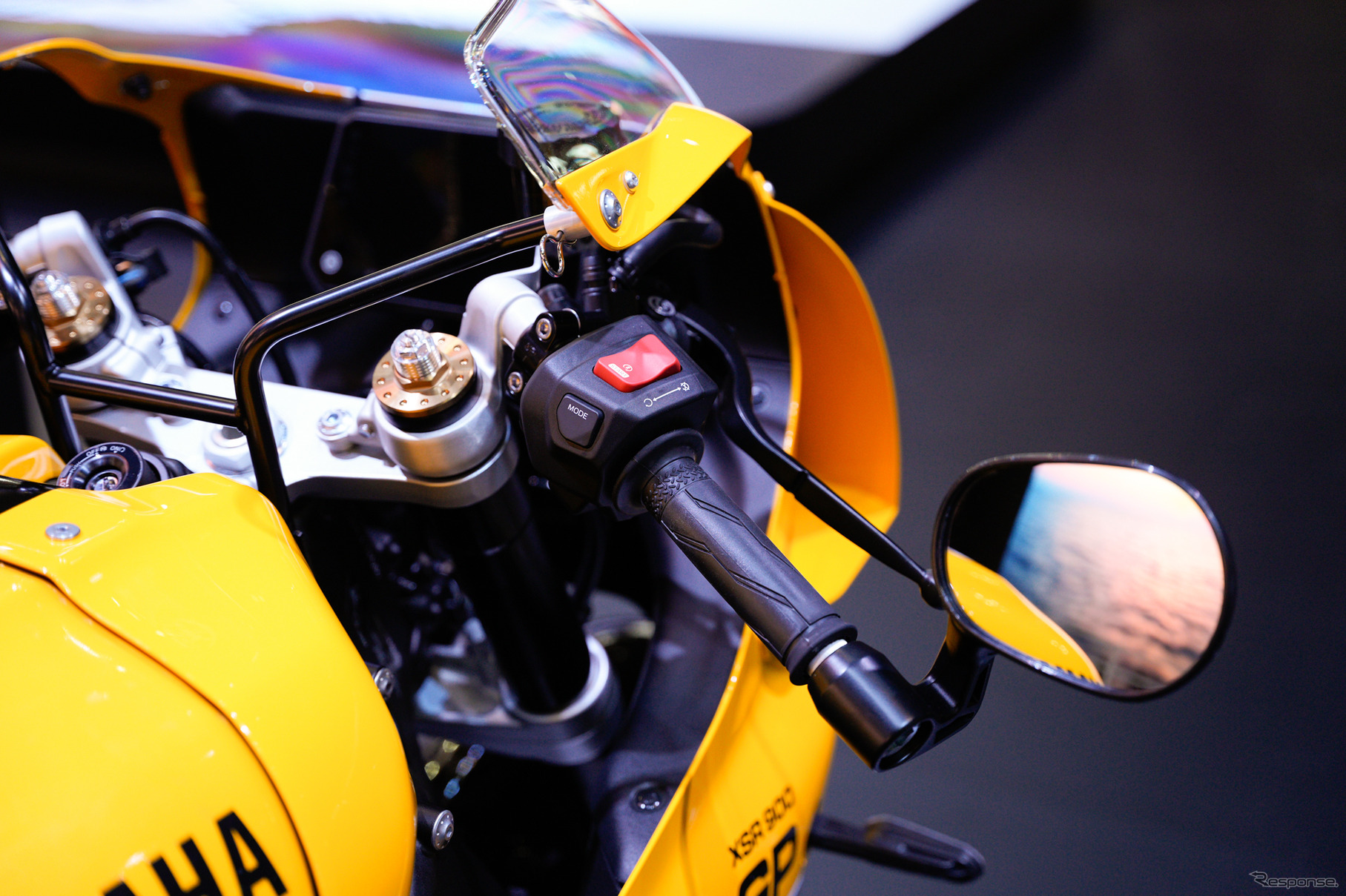 「レジェンドイエロー」のヤマハ XSR900GP 2026年モデル（ジャパンモビリティショー2025）
