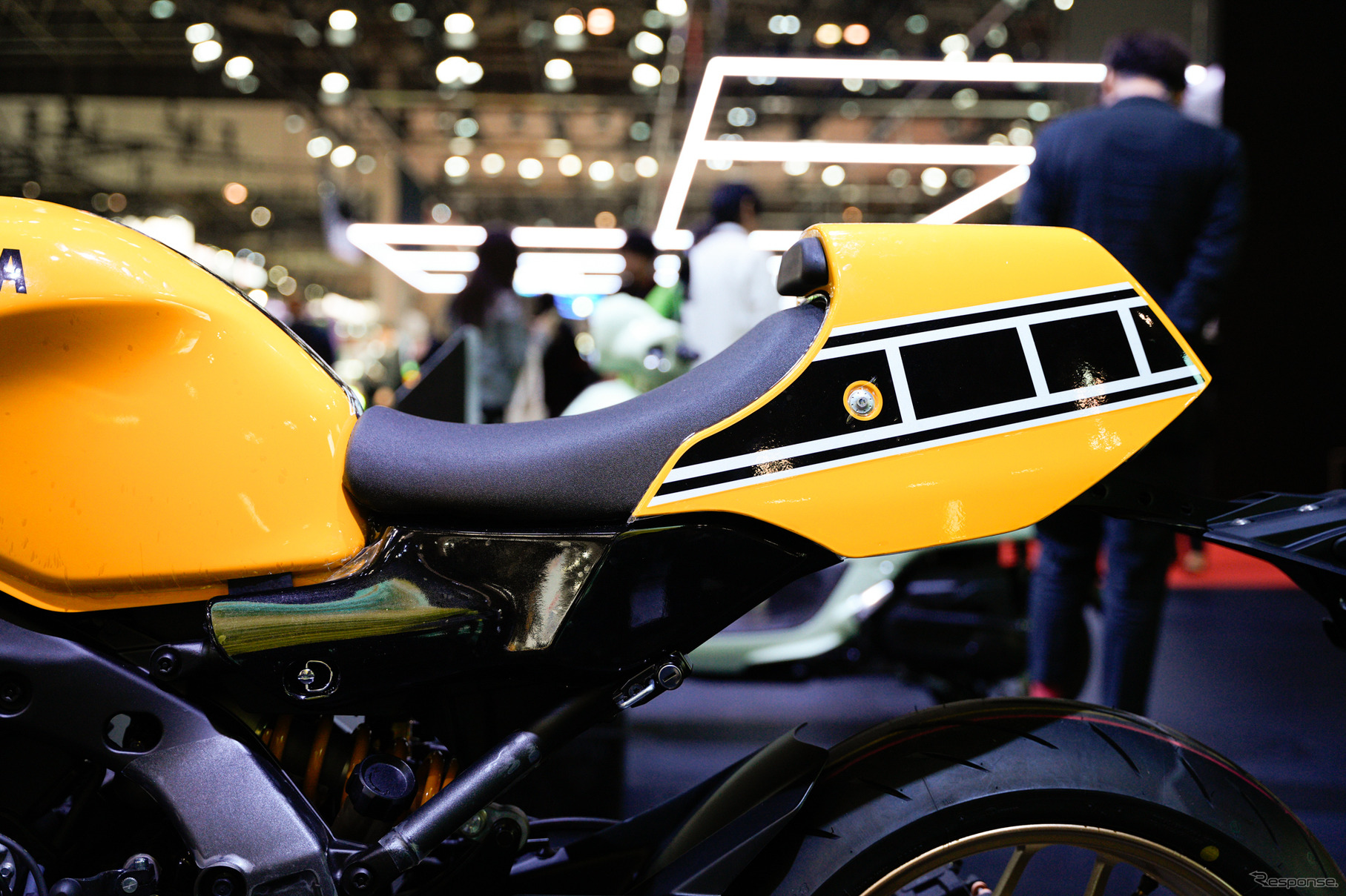 「レジェンドイエロー」のヤマハ XSR900GP 2026年モデル（ジャパンモビリティショー2025）