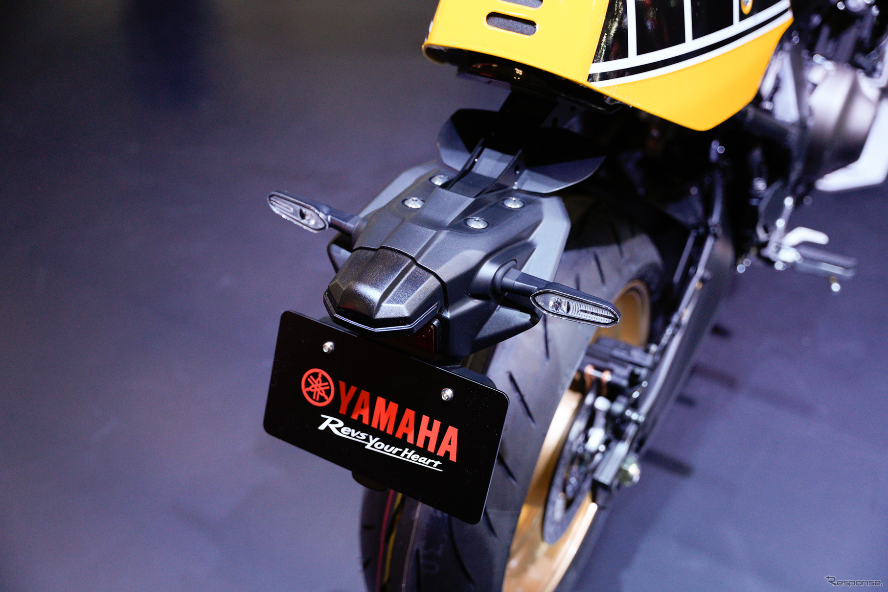 「レジェンドイエロー」のヤマハ XSR900GP 2026年モデル（ジャパンモビリティショー2025）