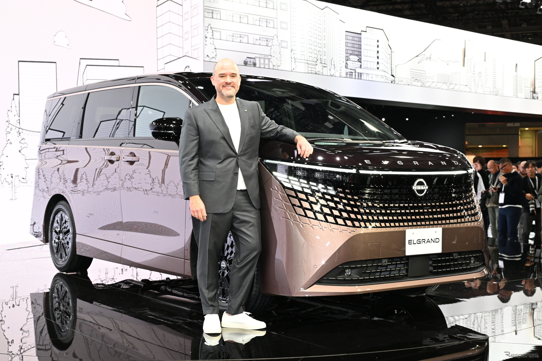日産 エルグランドとイヴァン・エスピノーサ社長（ジャパンモビリティショー2025）