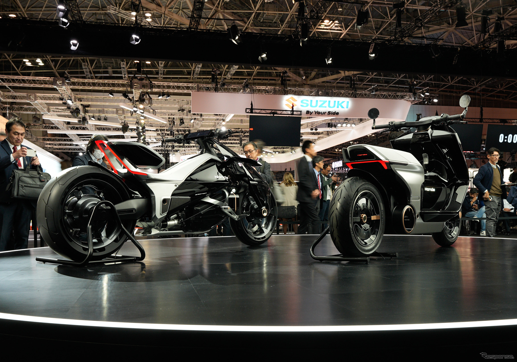 ホンダ EV OUTLIER Concept（左）とEV Urban Concept（右）（ジャパンモビリティショー2025）