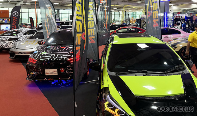 人気のカスタムカーを多数展示して、若年層の来場を増やしている