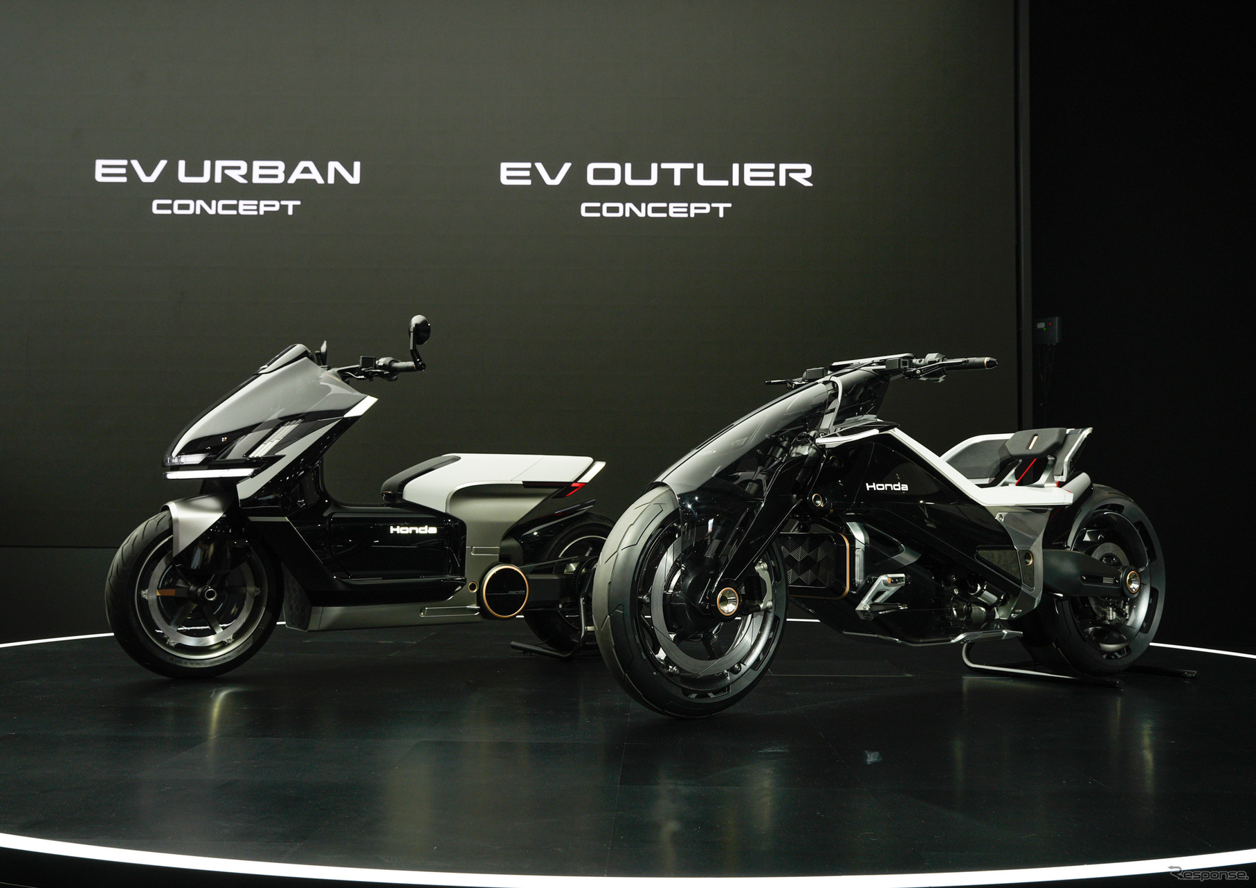 ホンダ EVアウトライヤー コンセプト（右）（ジャパンモビリティショー2025）