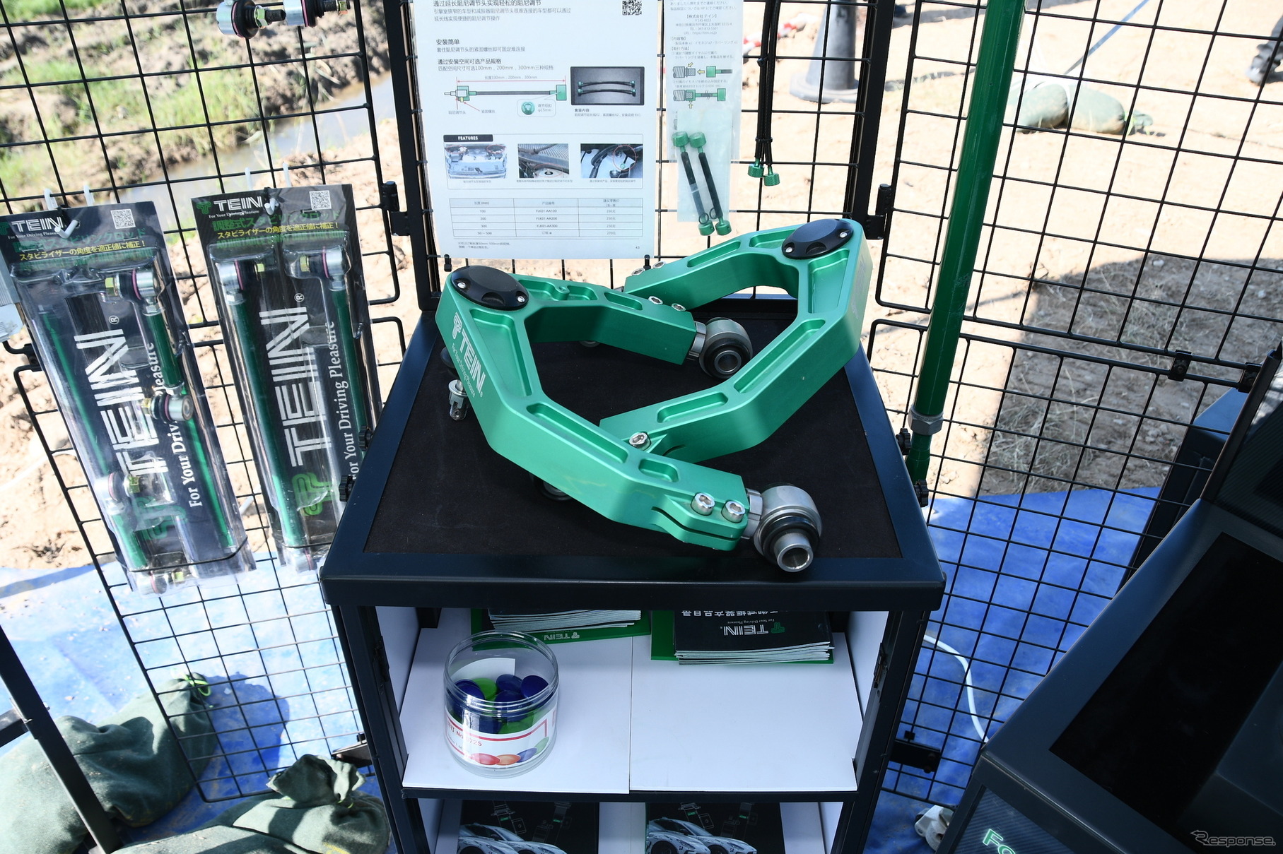 車種によってはアッパーアームも用意。ショックアブソーバーとの干渉を防ぐためだ