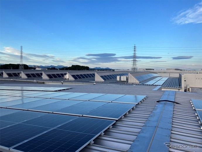 屋根上に新たに設置された太陽光発電設備