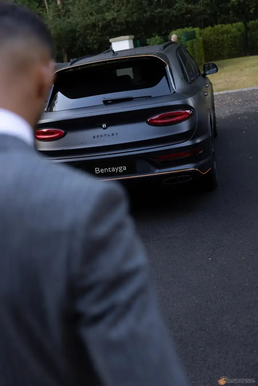 ベントレー・ベンテイガとコーディ・ガクポ選手