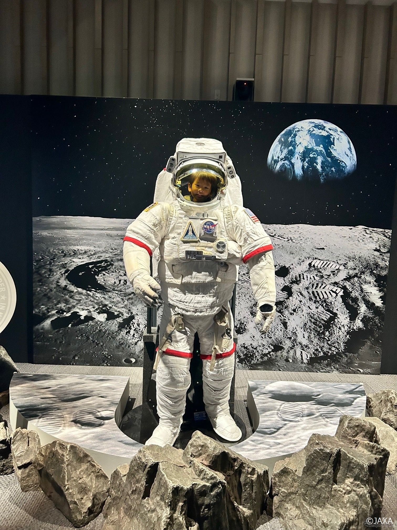 展示する宇宙服