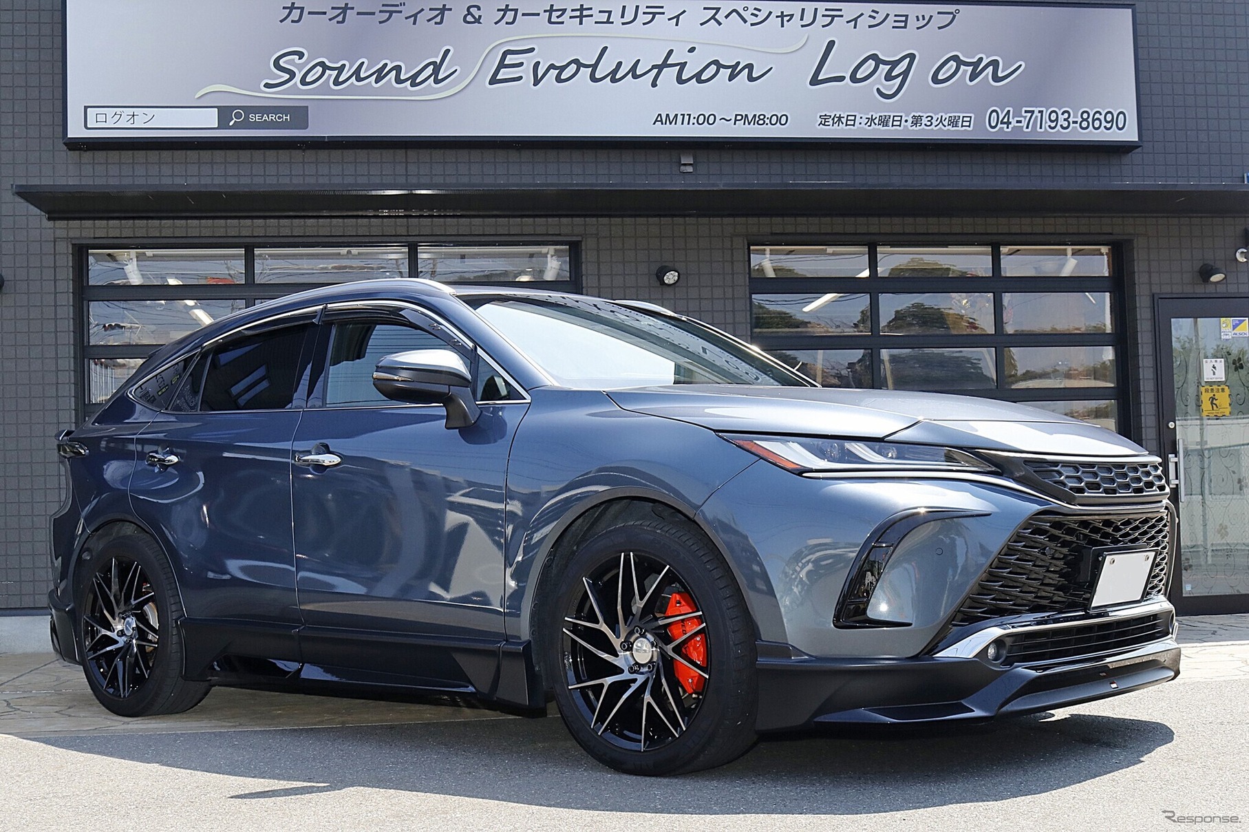 80系ハリアーの流麗なスタイリングを受けてオーディオのインストールデザインにも徹底したこだわりを注入した。